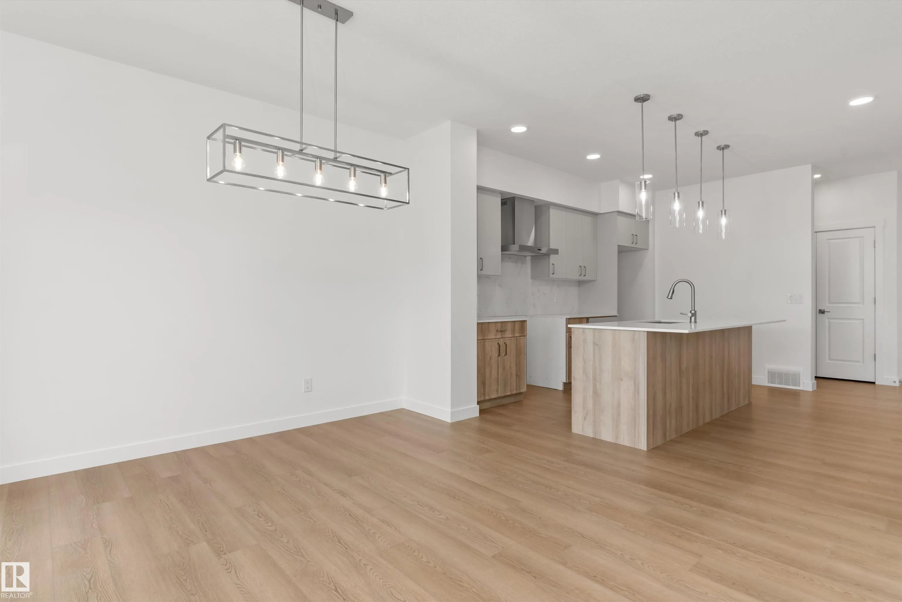 1054 CRISTALL Crescent