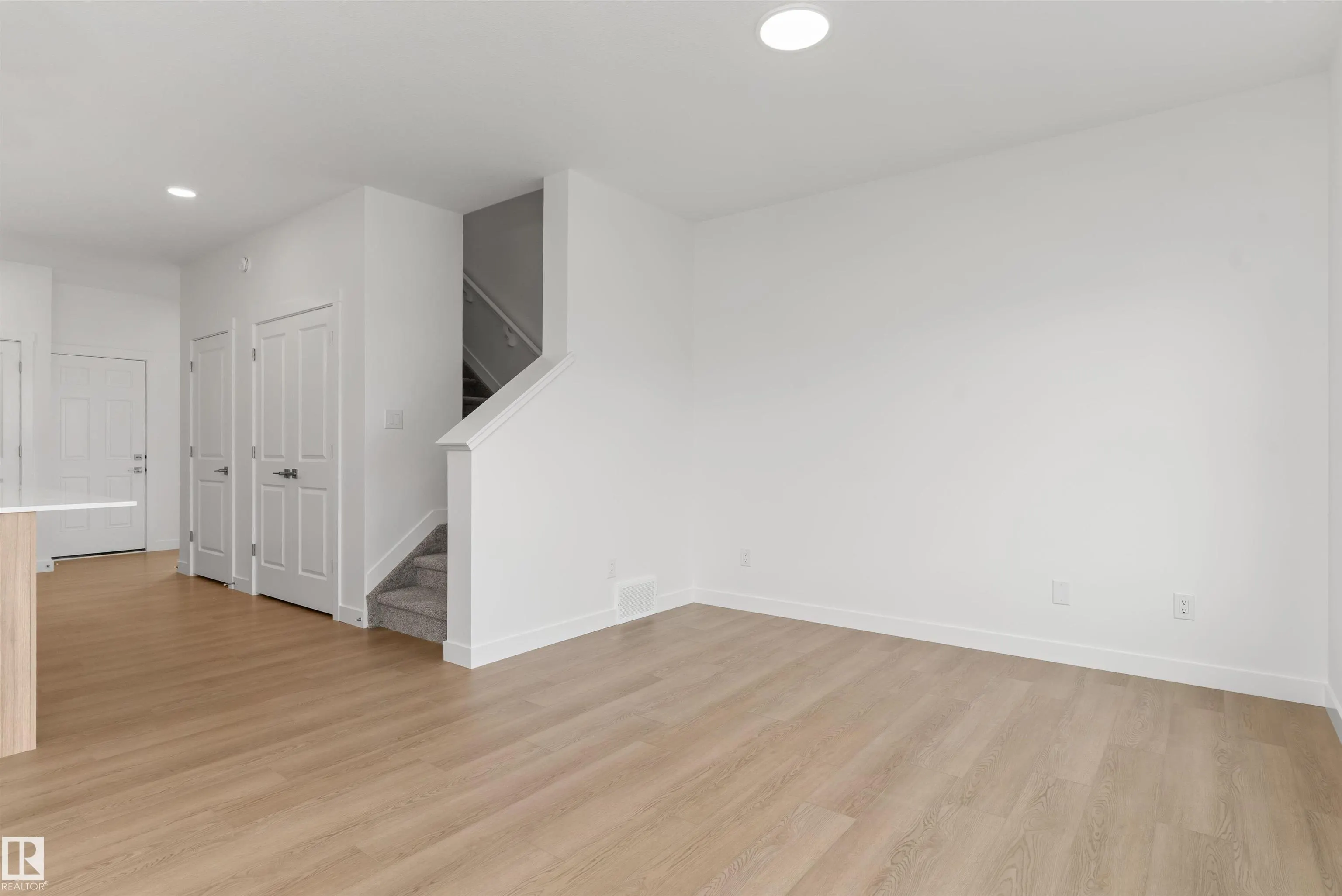 1054 CRISTALL Crescent