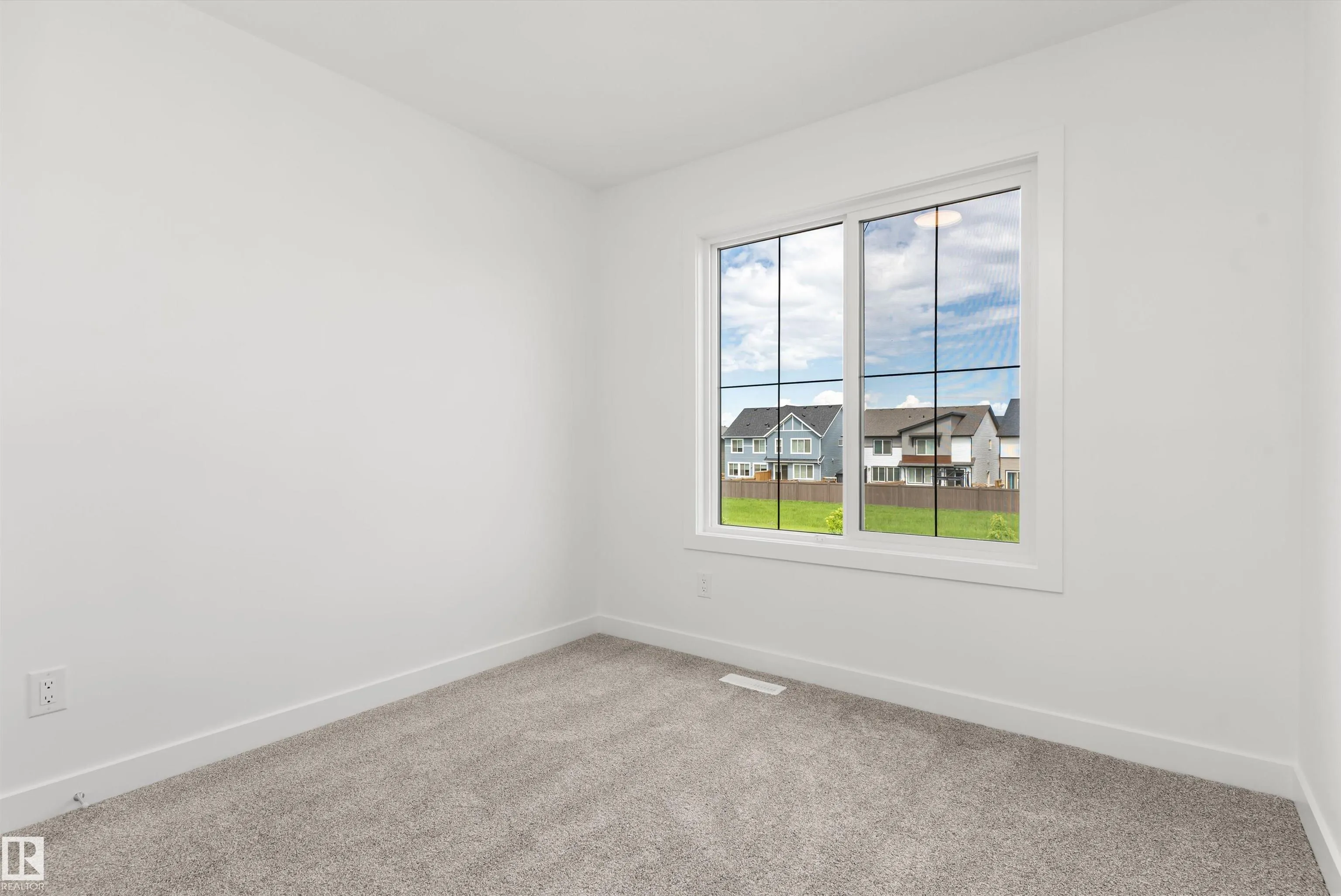 1054 CRISTALL Crescent