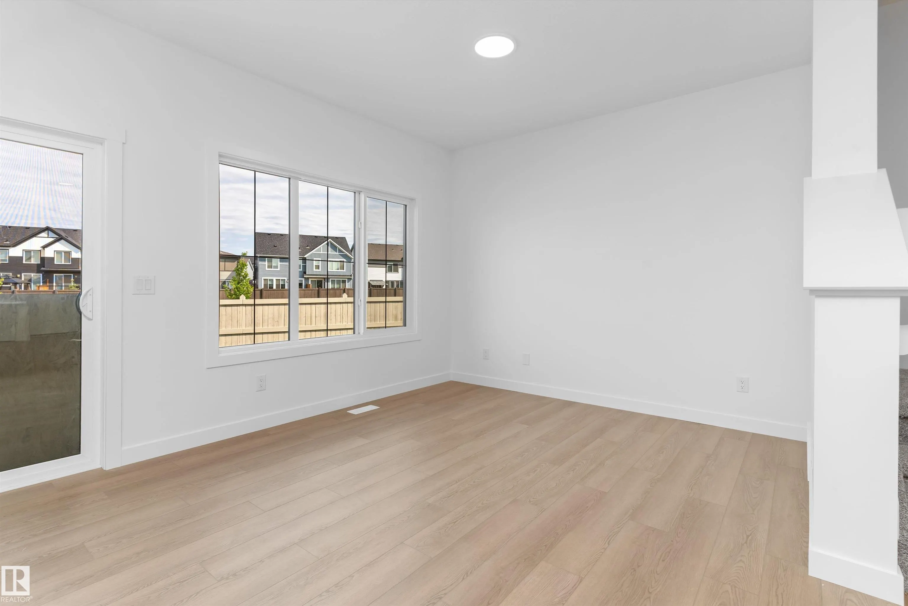 1064 CRISTALL Crescent