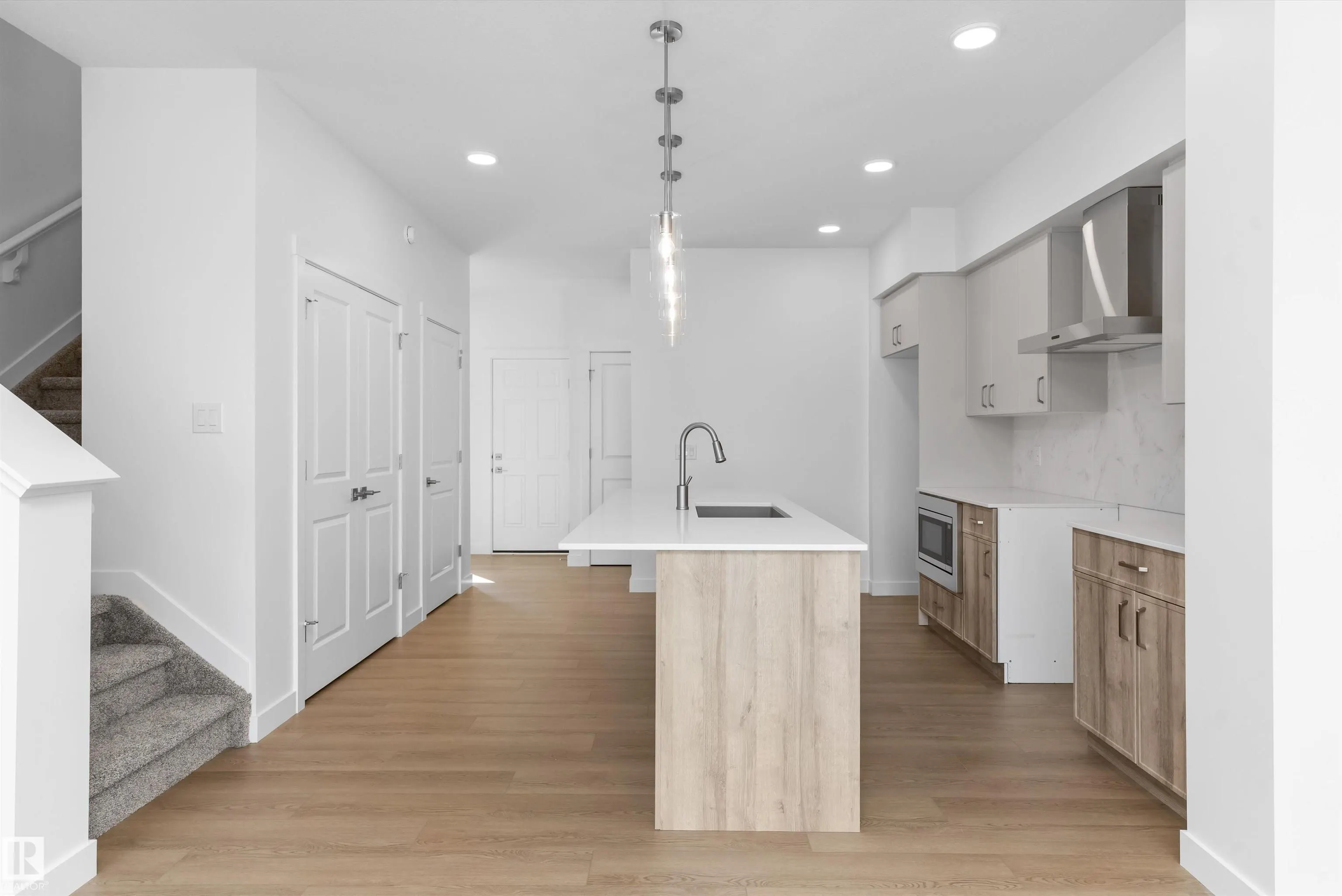 1064 CRISTALL Crescent