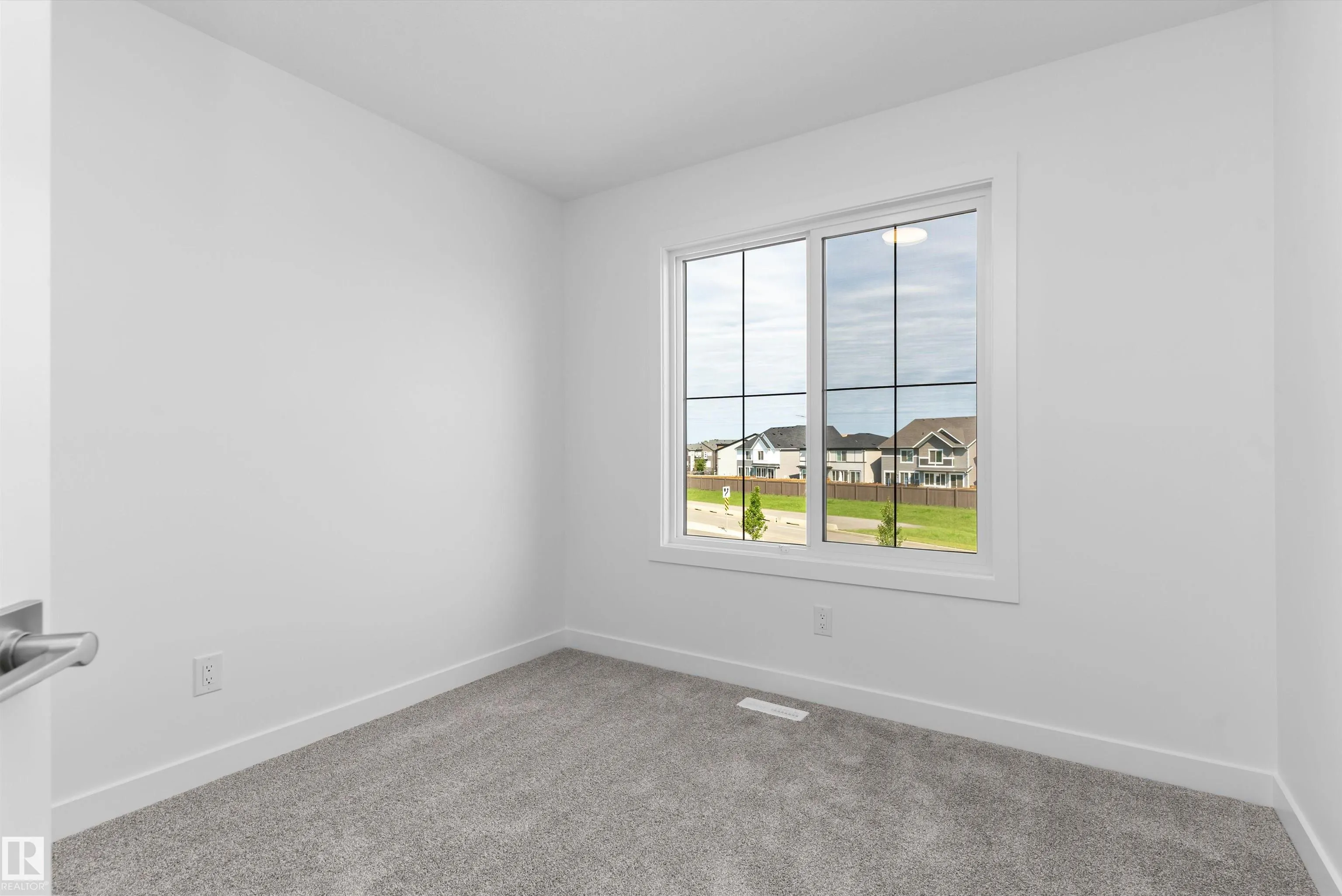 1064 CRISTALL Crescent