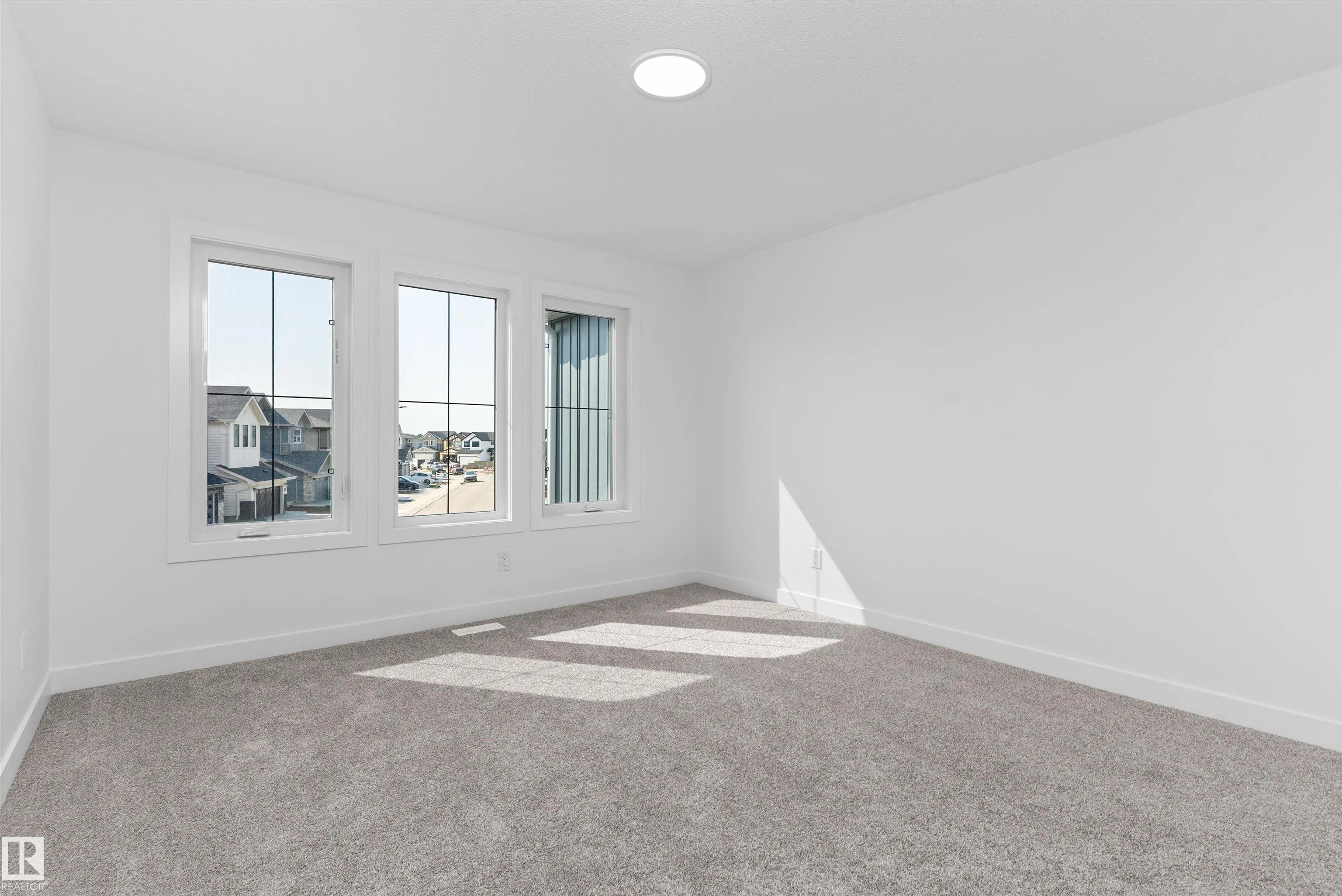1064 CRISTALL Crescent