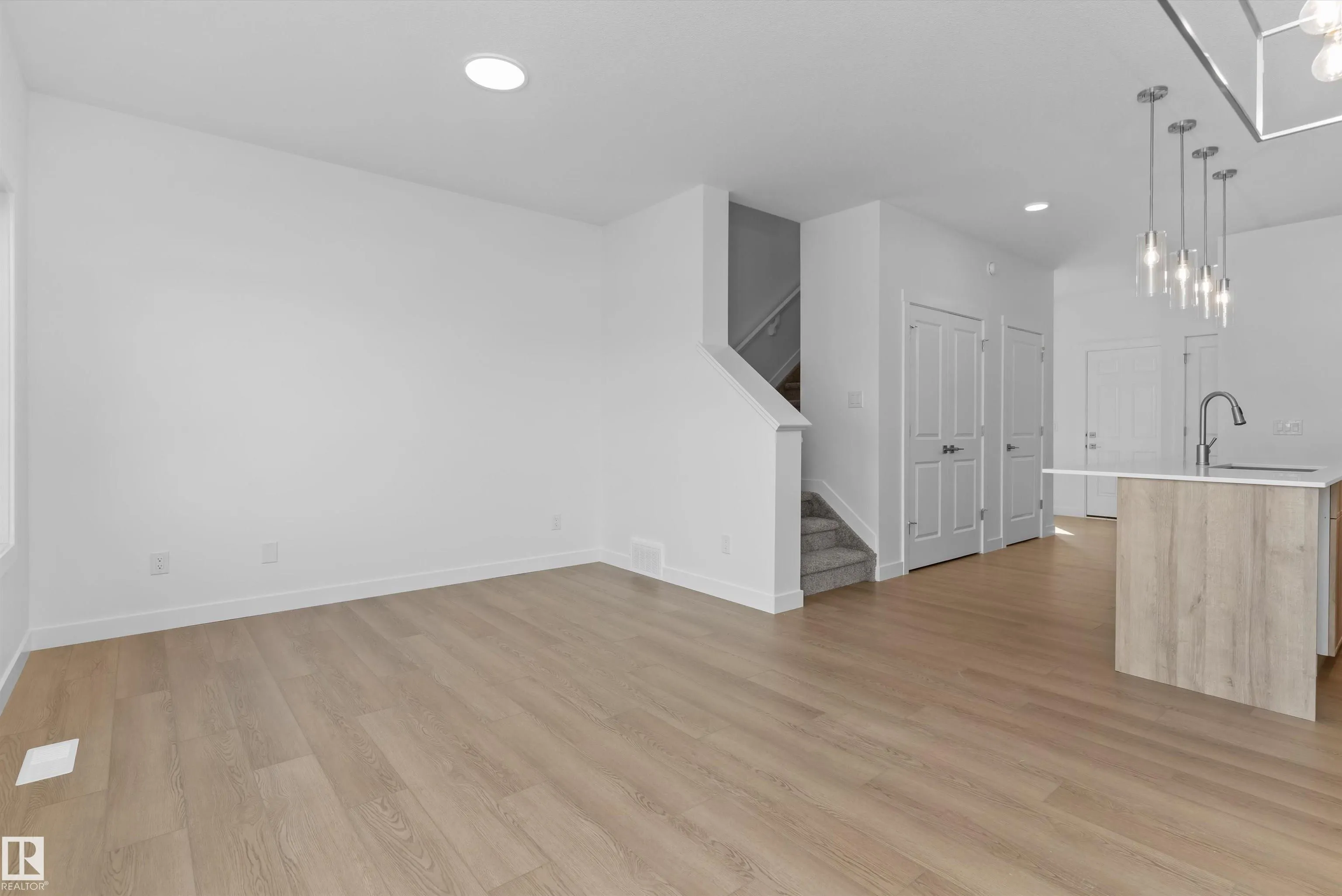 1064 CRISTALL Crescent