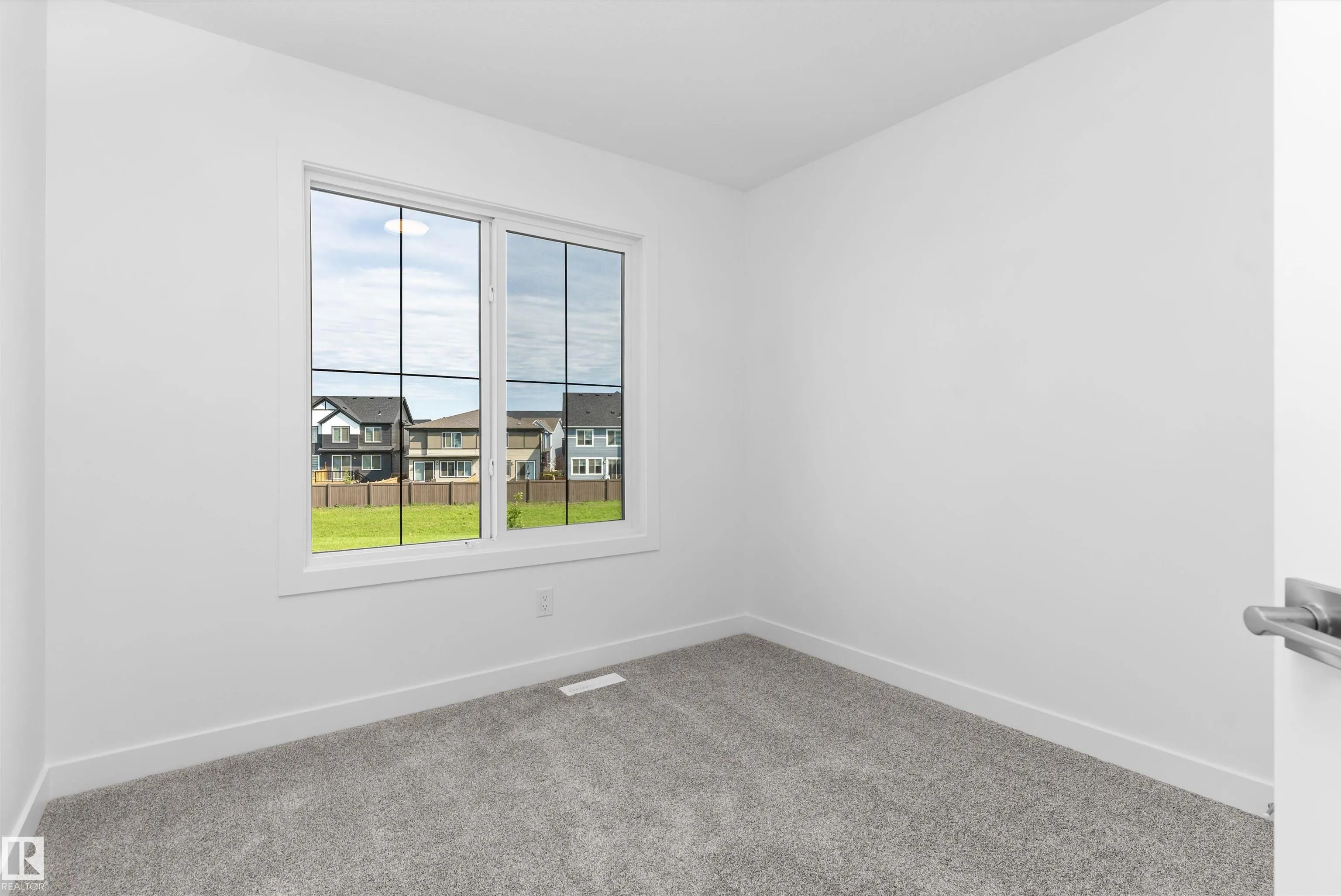 1064 CRISTALL Crescent