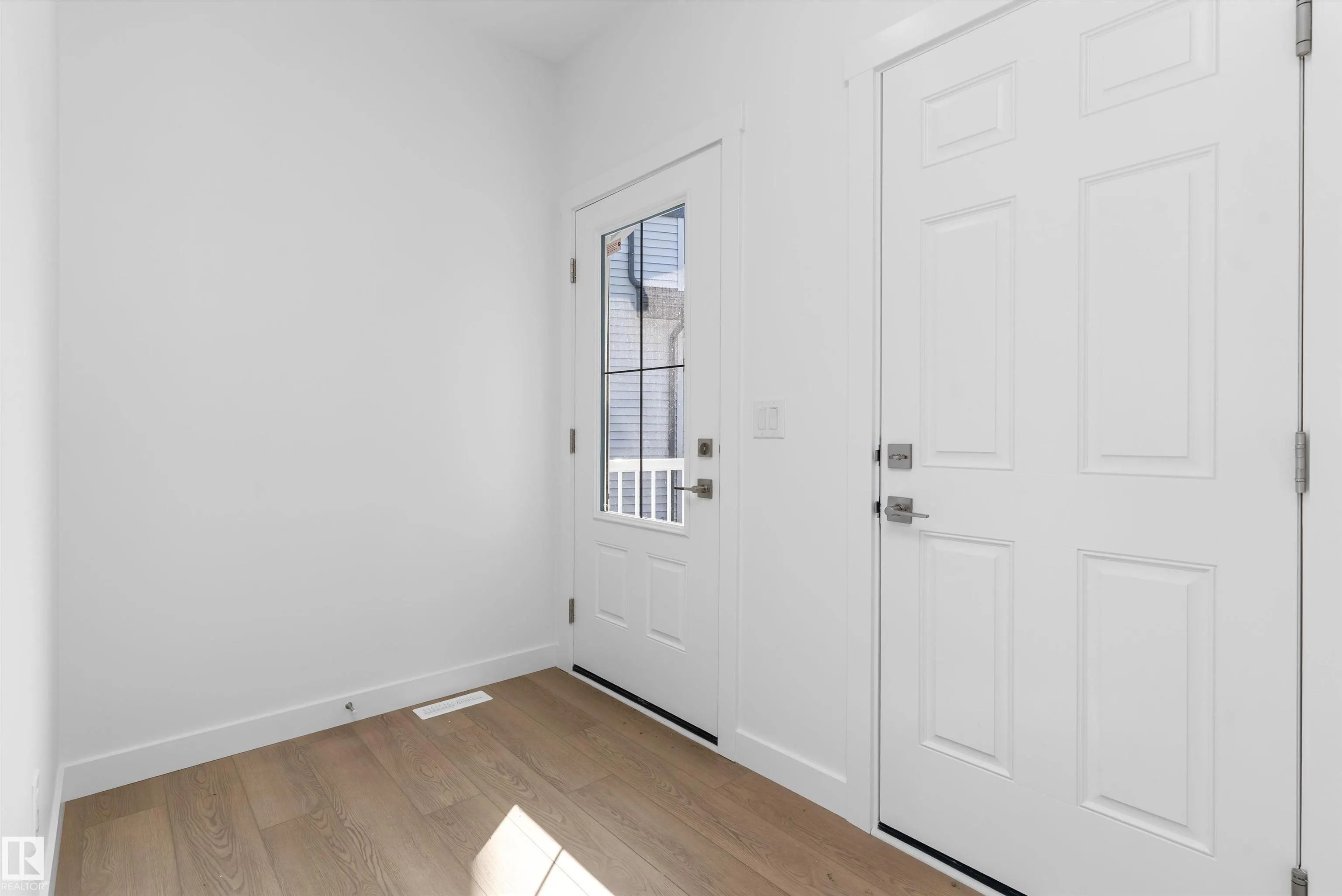 1064 CRISTALL Crescent