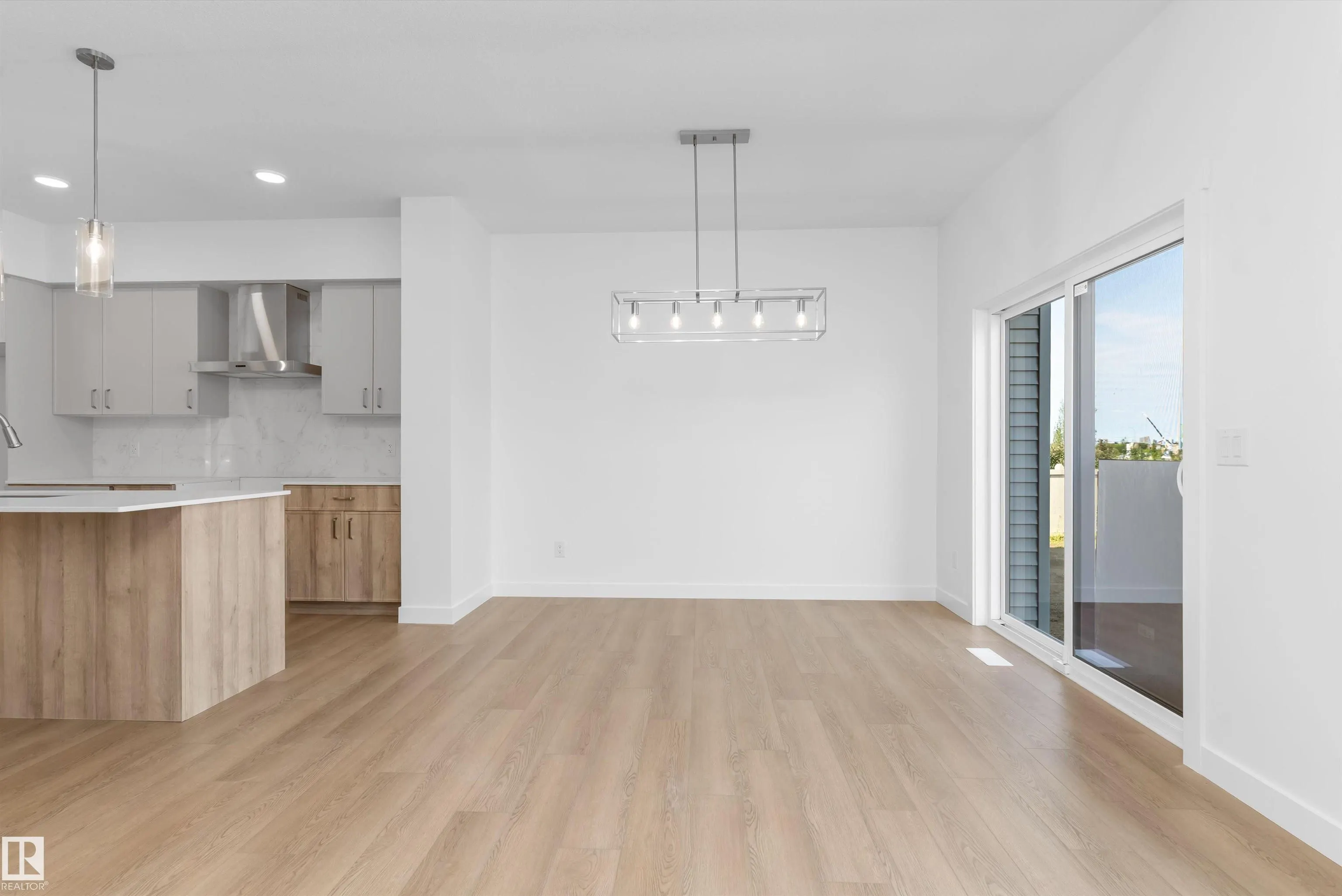 1064 CRISTALL Crescent