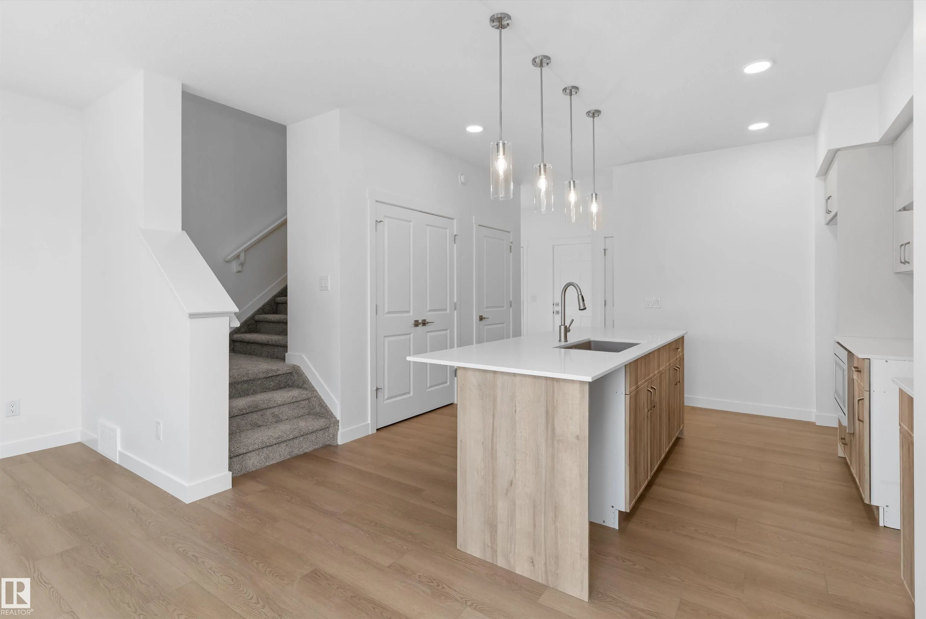 1064 CRISTALL Crescent