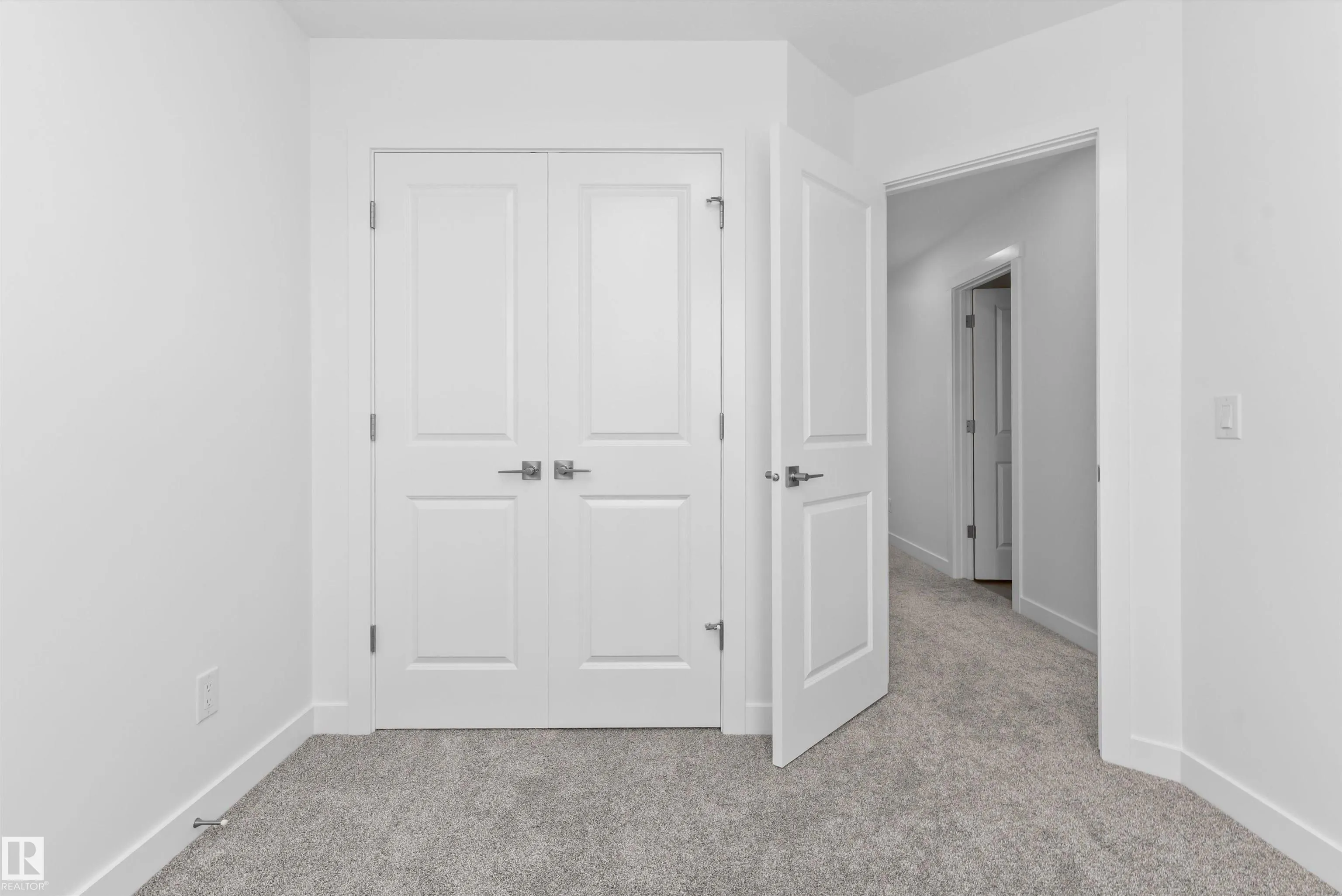 1064 CRISTALL Crescent