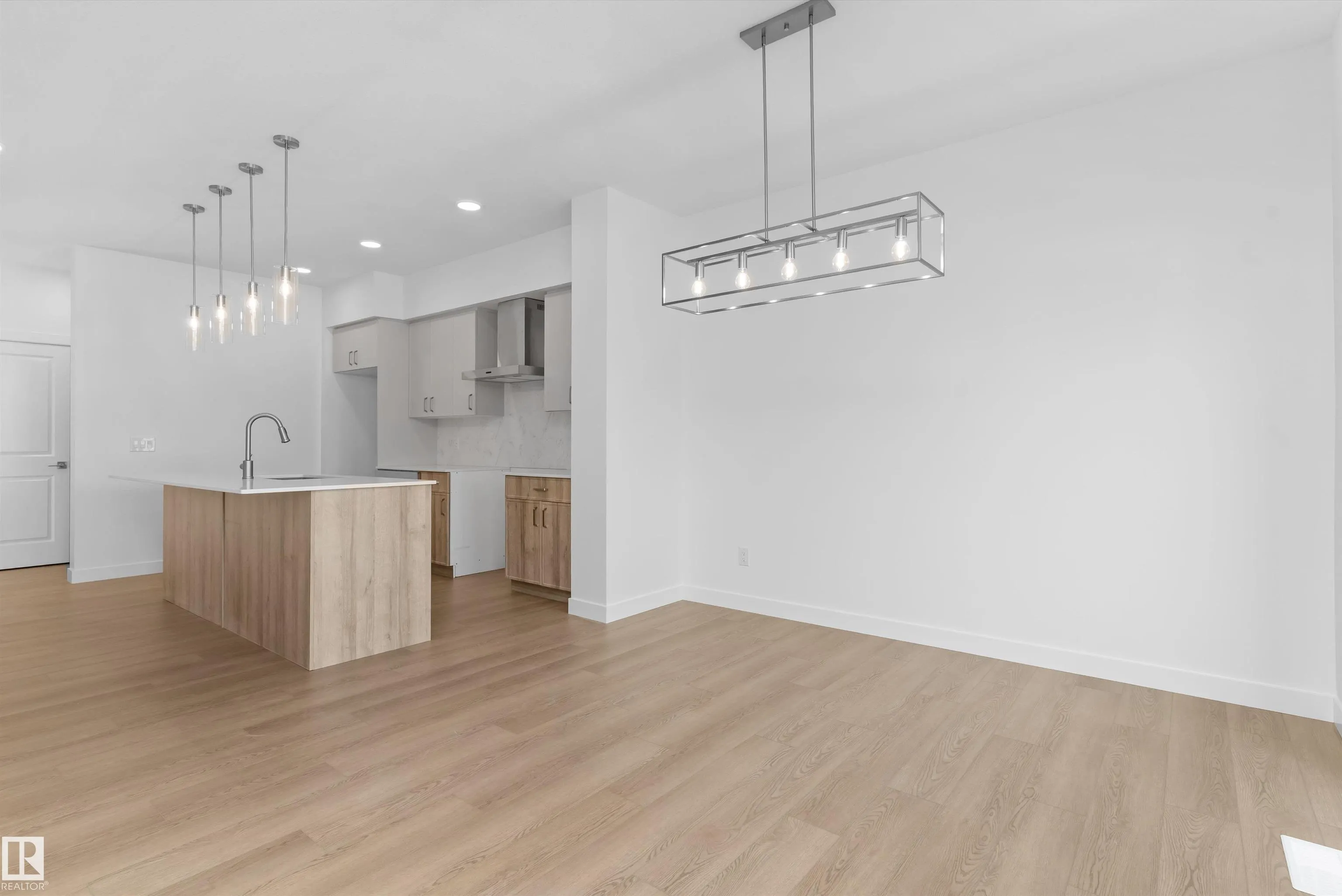 1064 CRISTALL Crescent