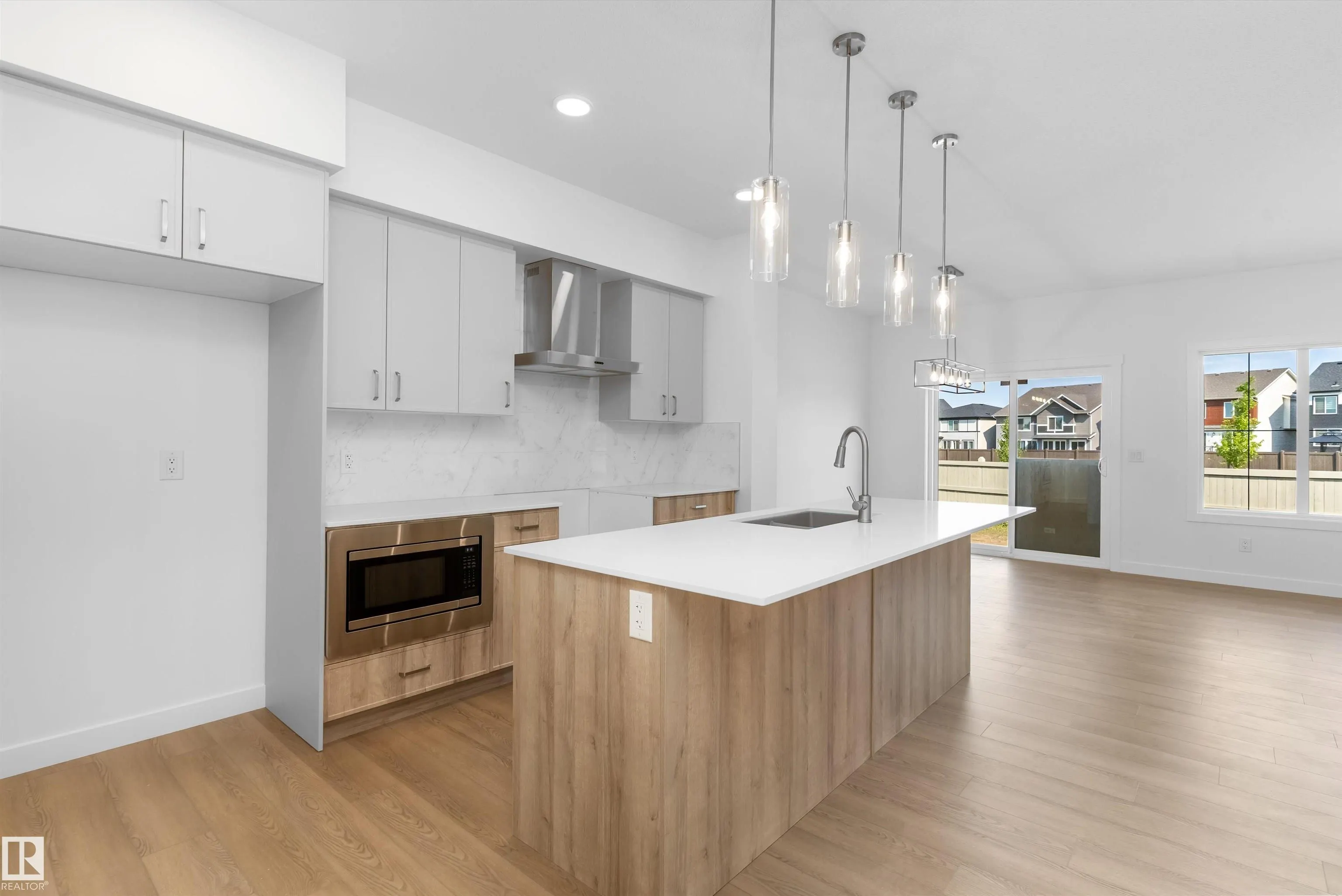 1064 CRISTALL Crescent