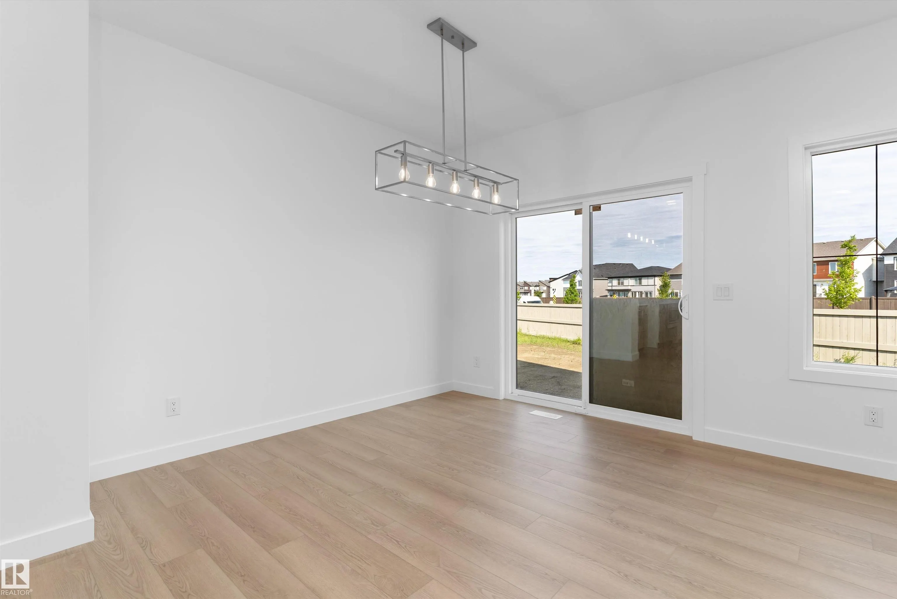 1064 CRISTALL Crescent