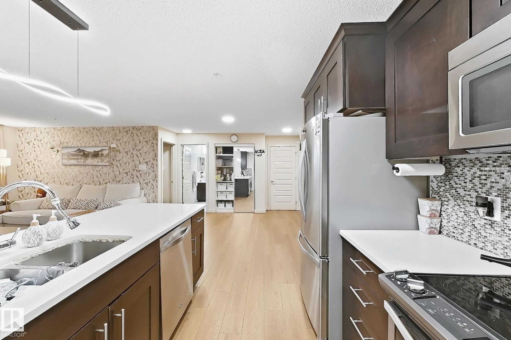 4008 SAVARYN Drive