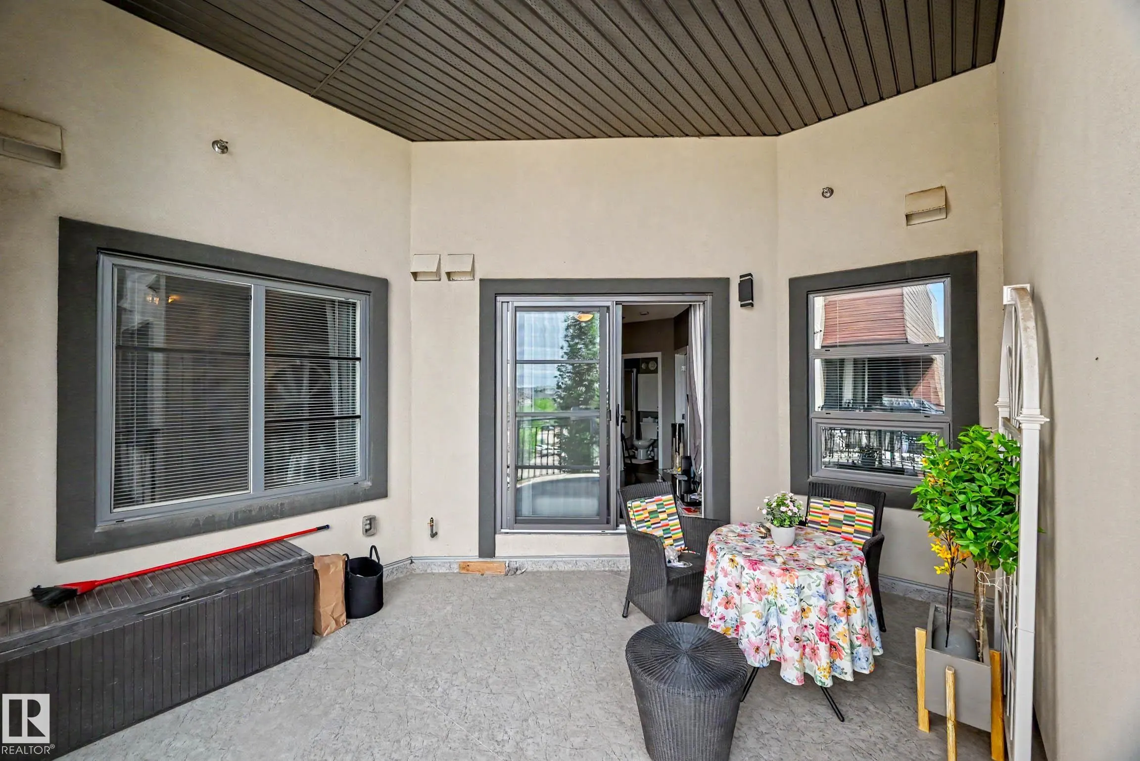 1004 ROSENTHAL Boulevard