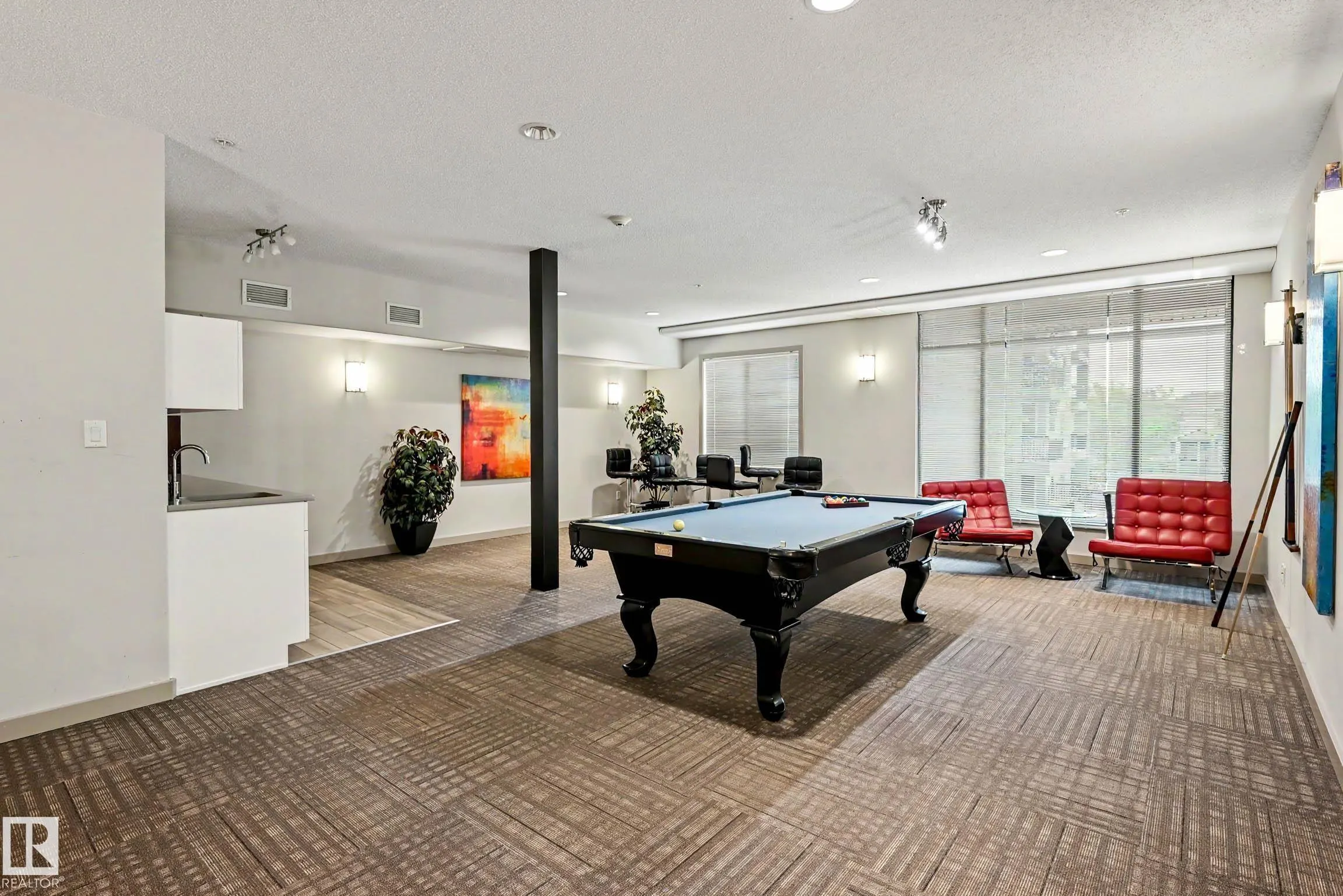 1004 ROSENTHAL Boulevard
