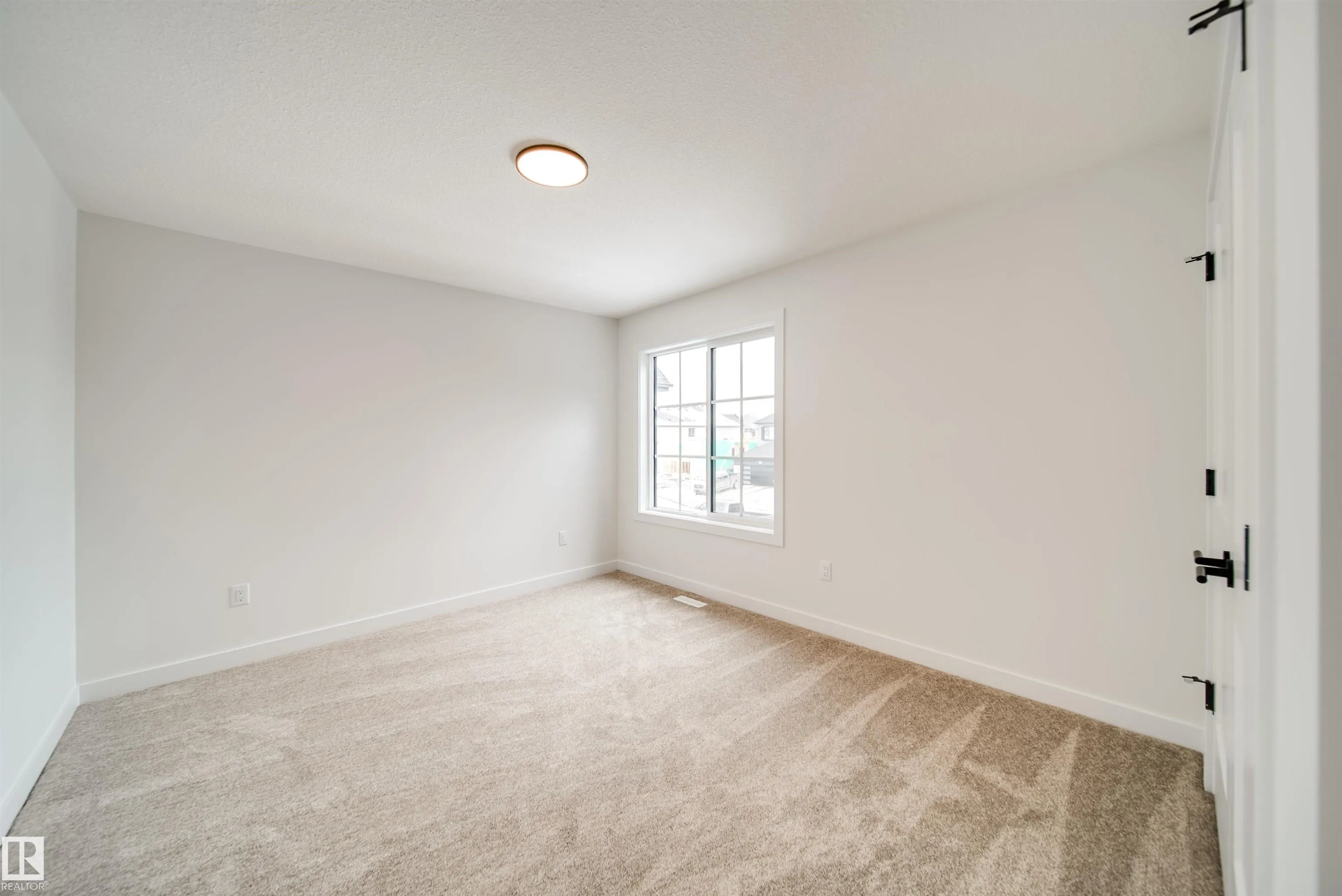 65 Chartres Close