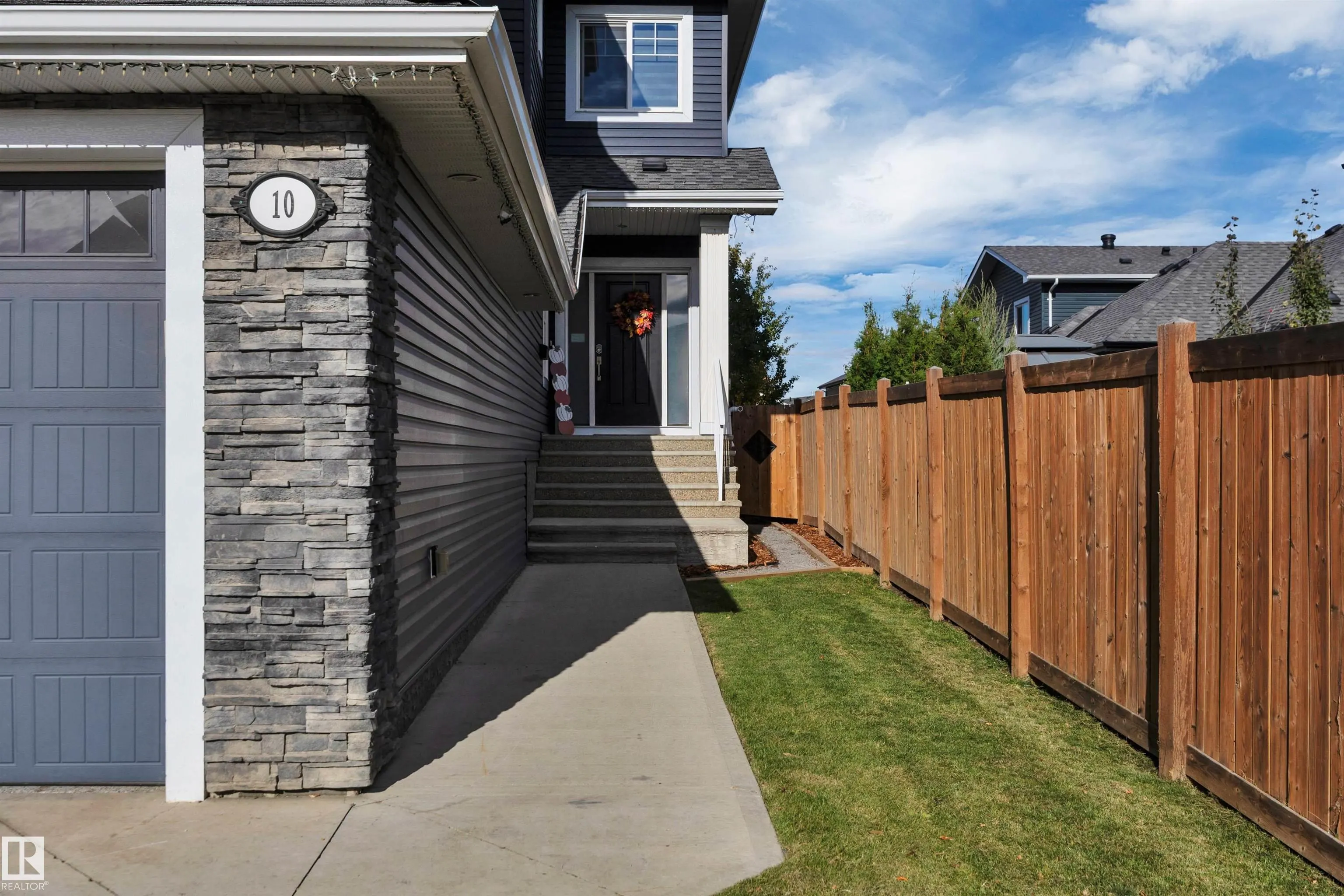 10 MOBERG Close