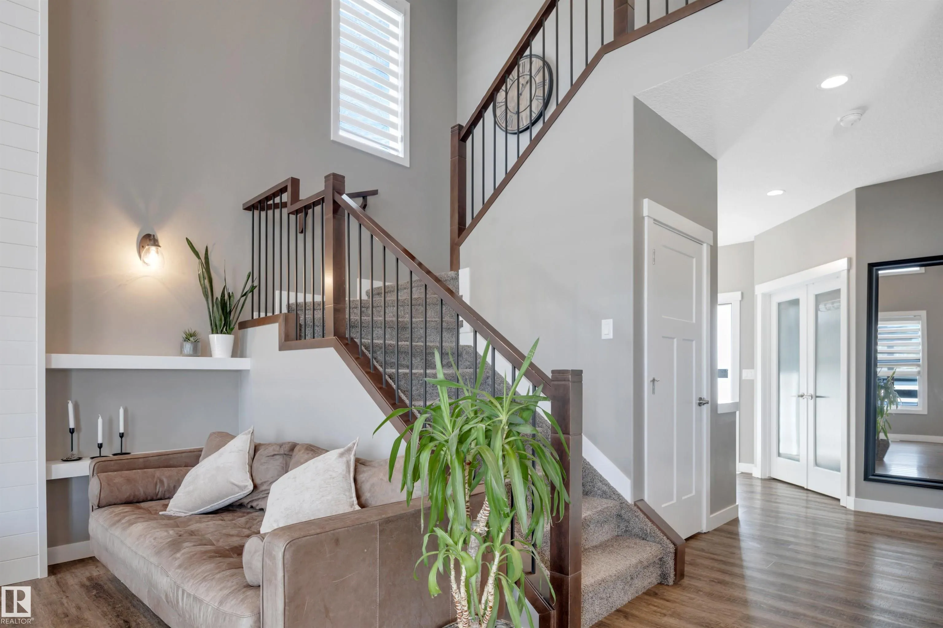 10 MOBERG Close
