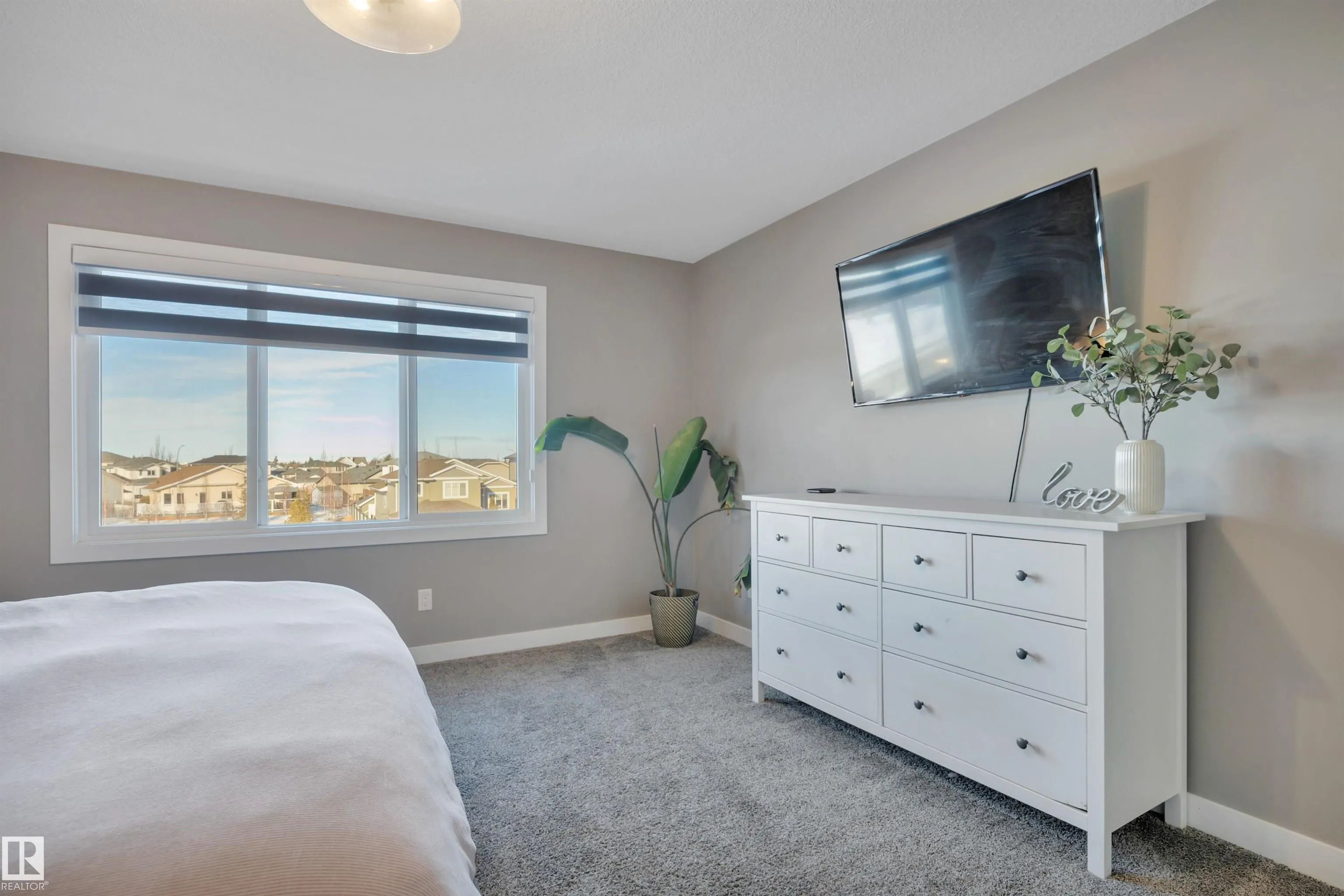 10 MOBERG Close
