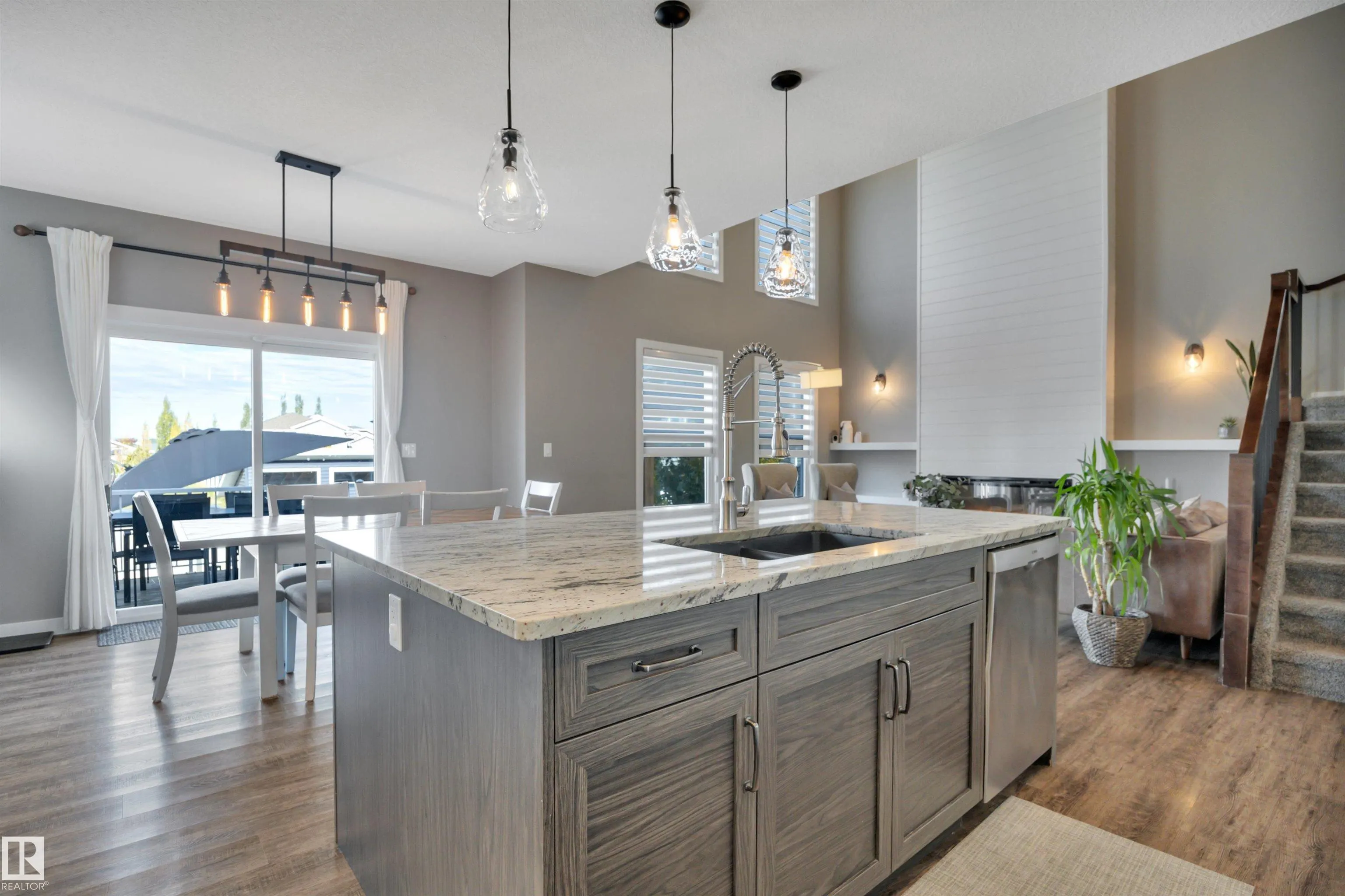 10 MOBERG Close