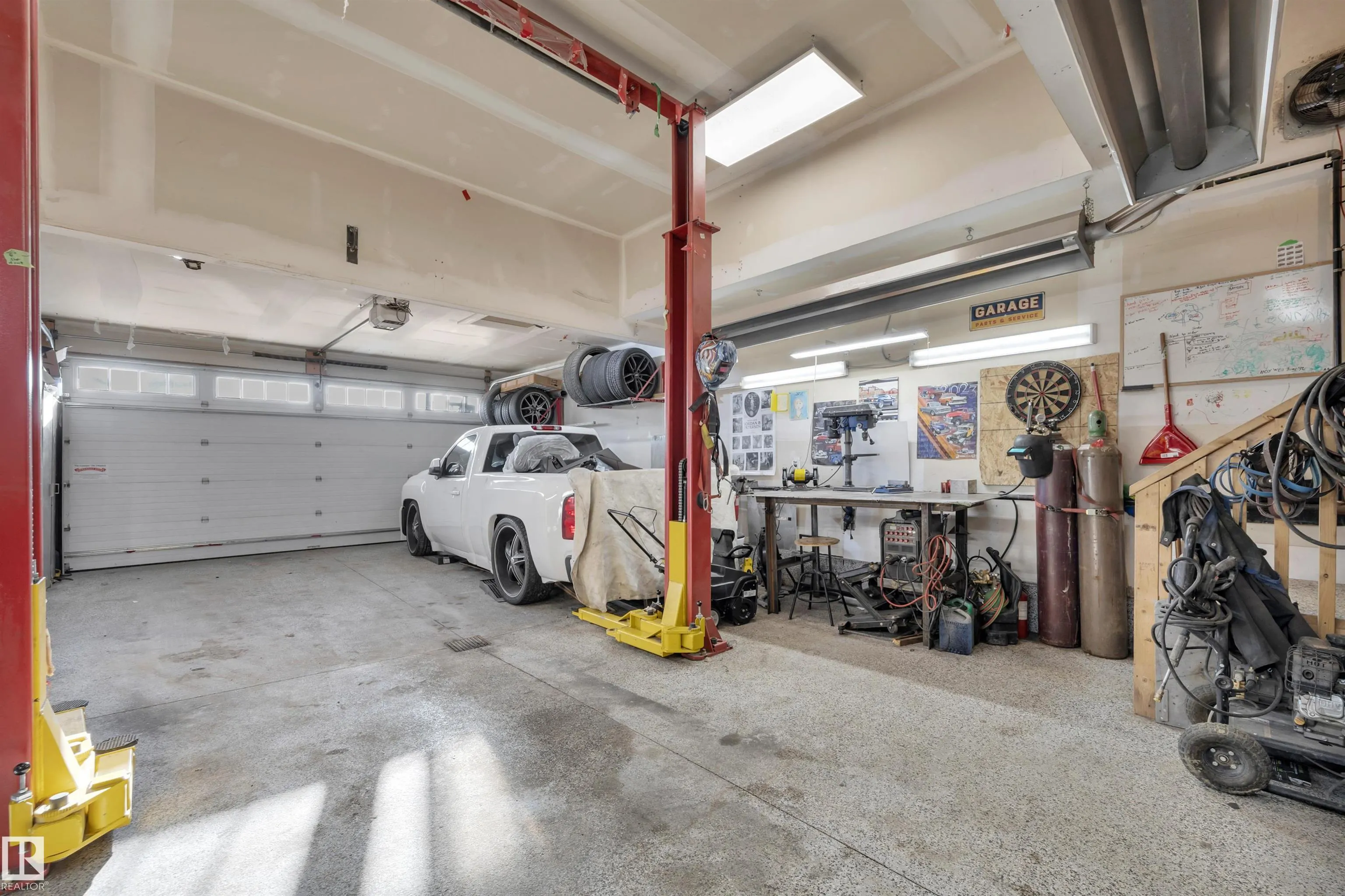 10 MOBERG Close