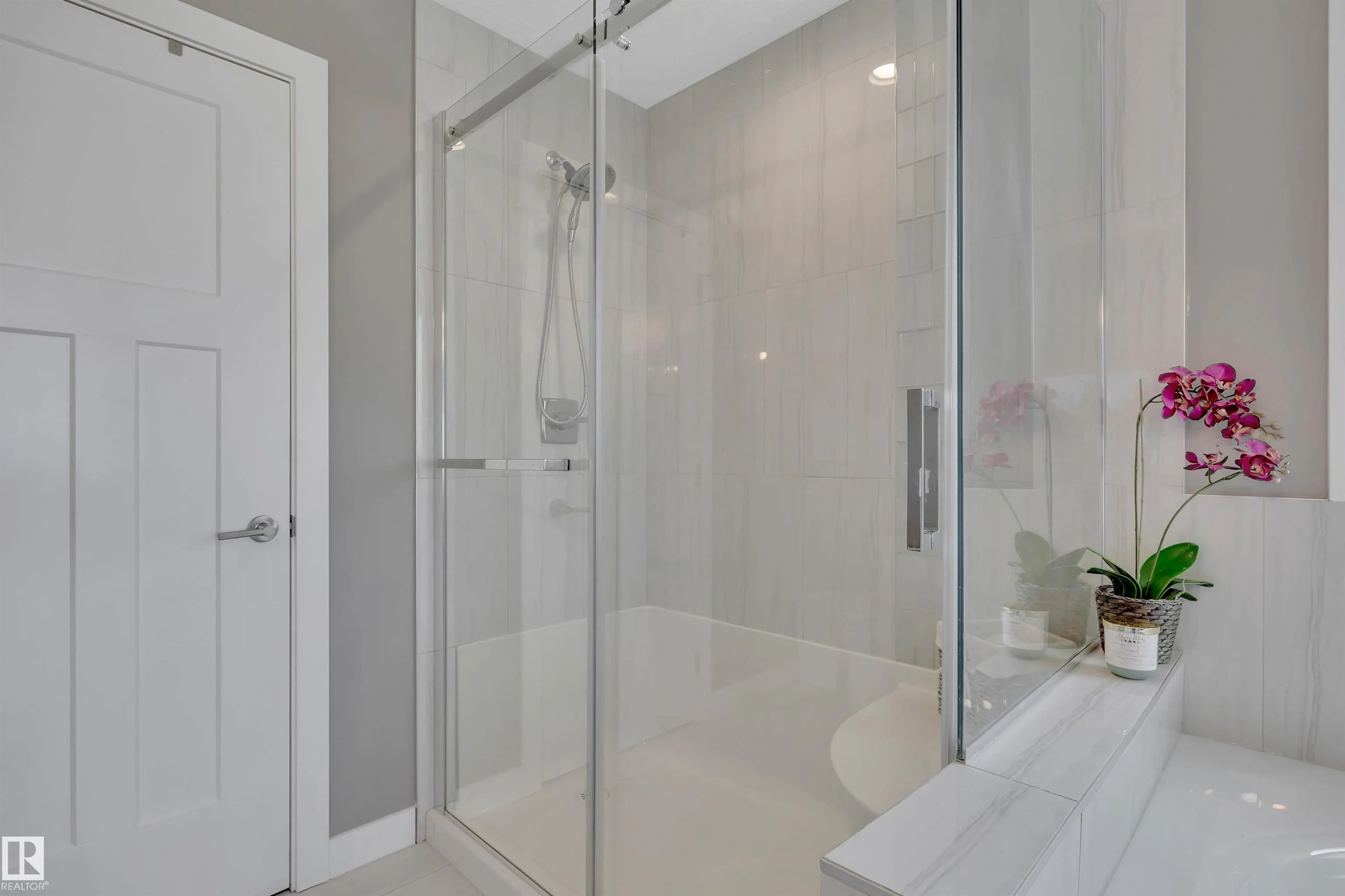 10 MOBERG Close