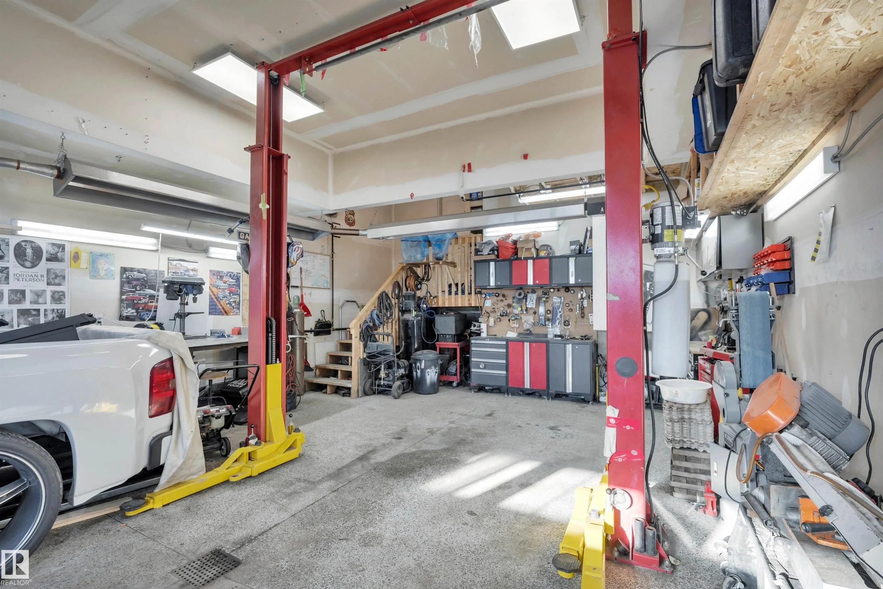10 MOBERG Close