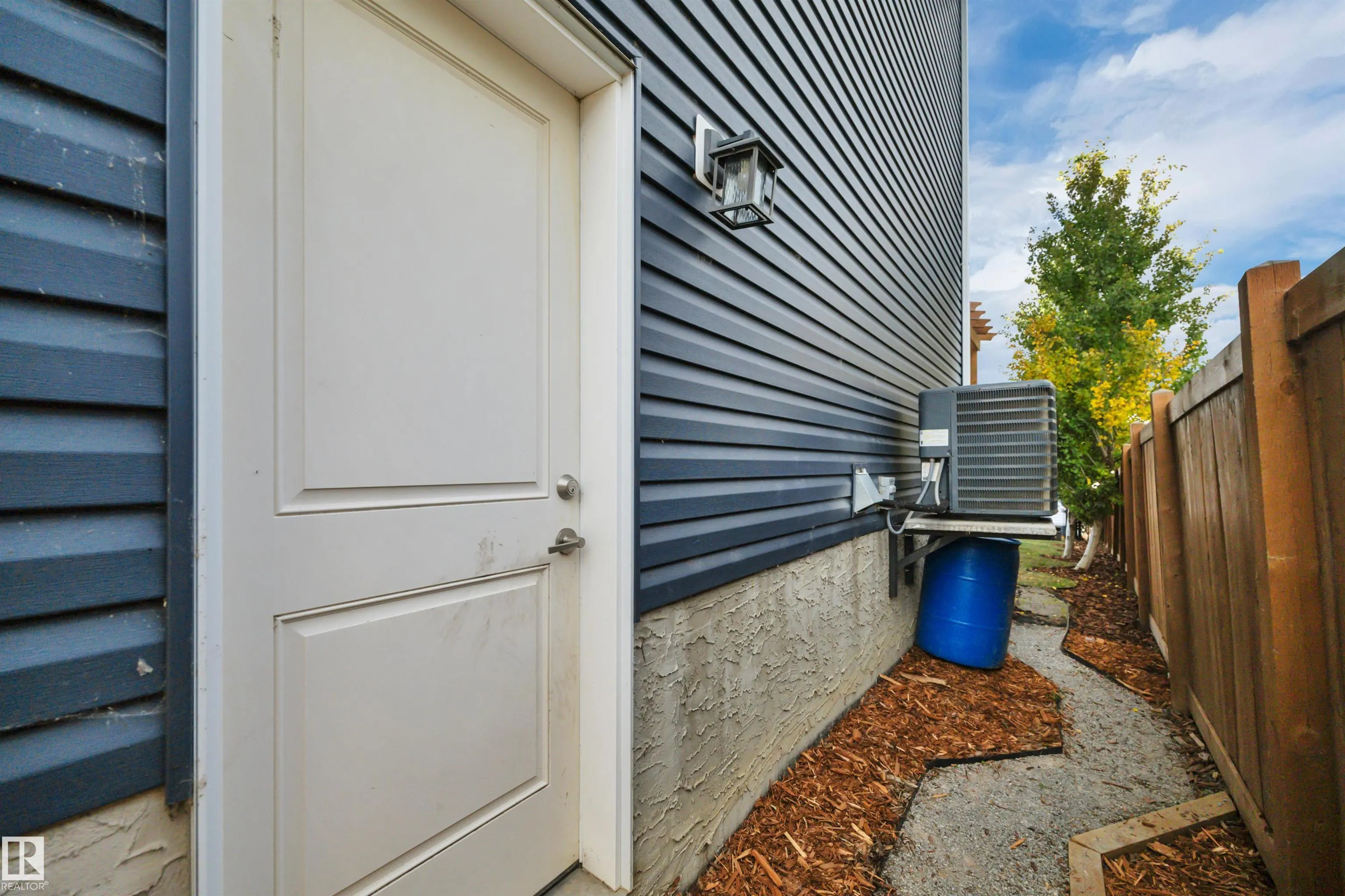 10 MOBERG Close