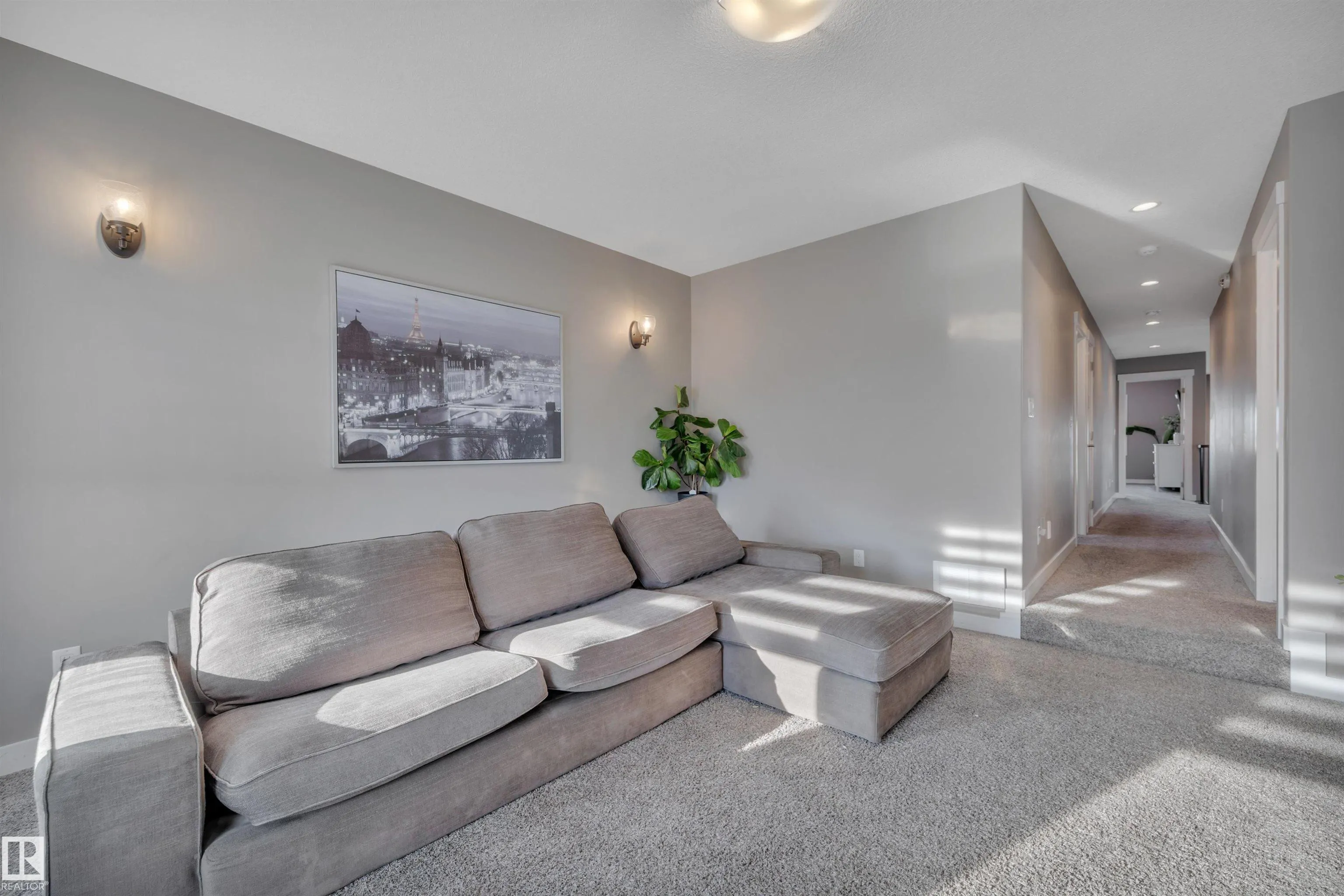 10 MOBERG Close