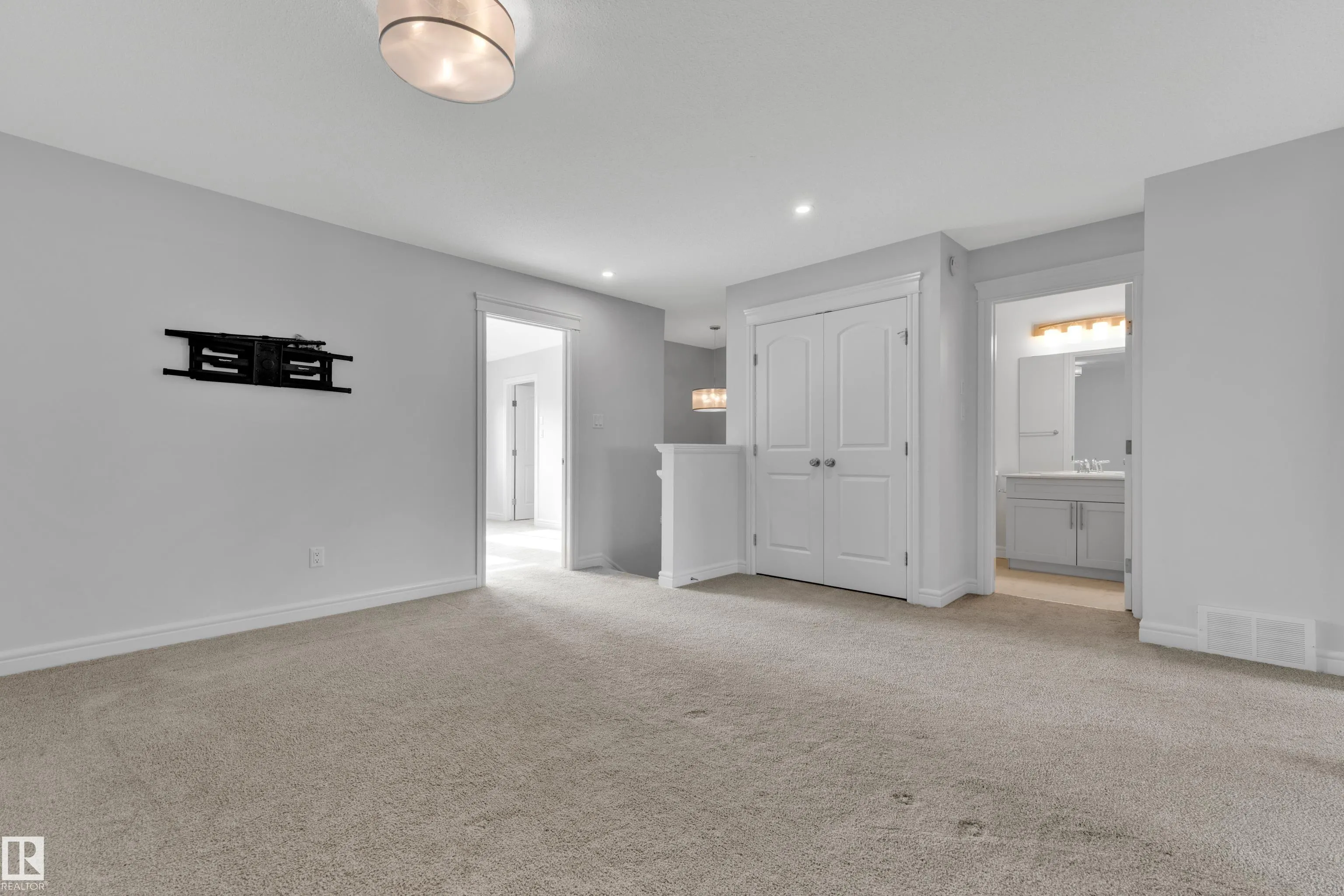 5712 Cautley Crescent