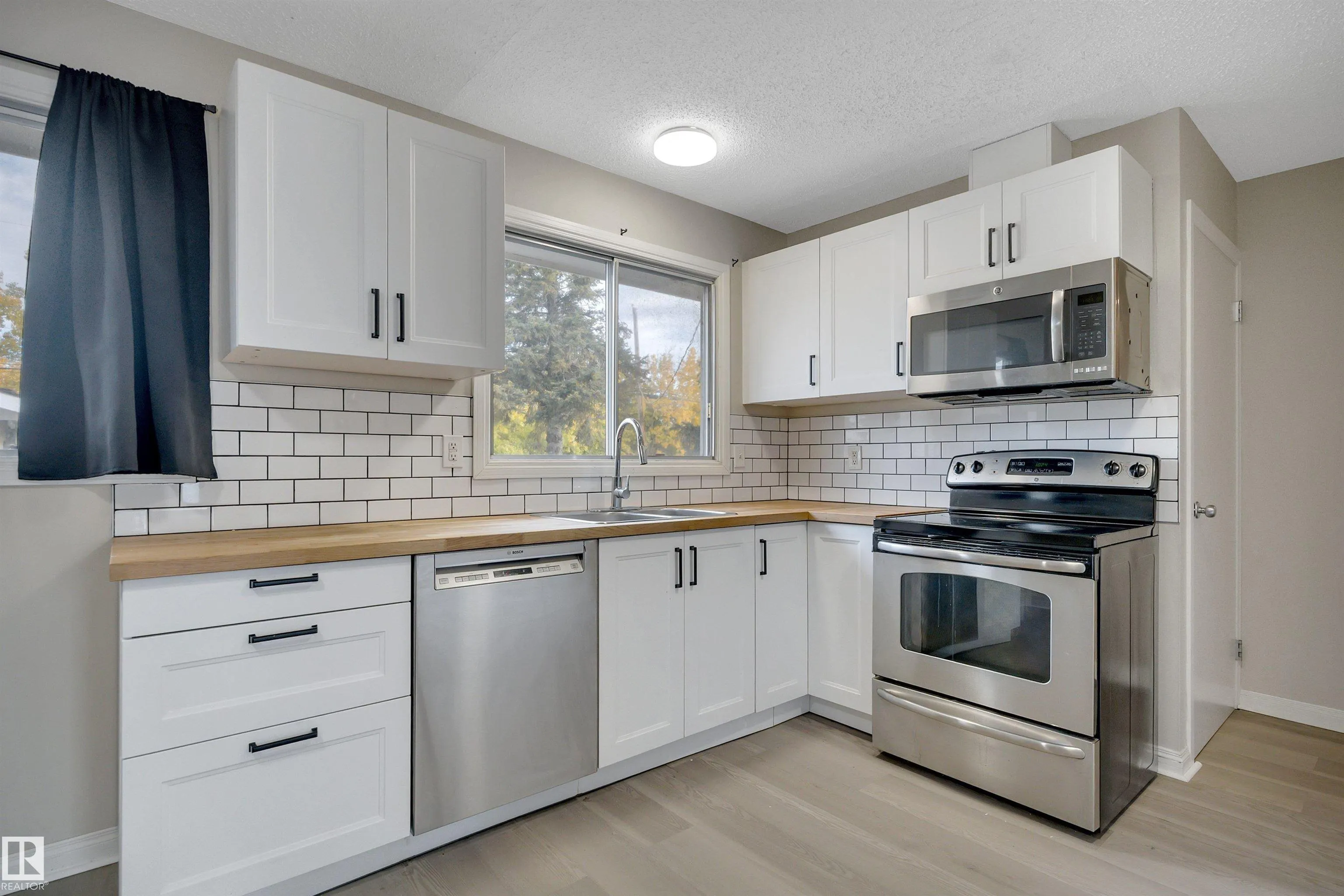 42 CAMELOT Avenue