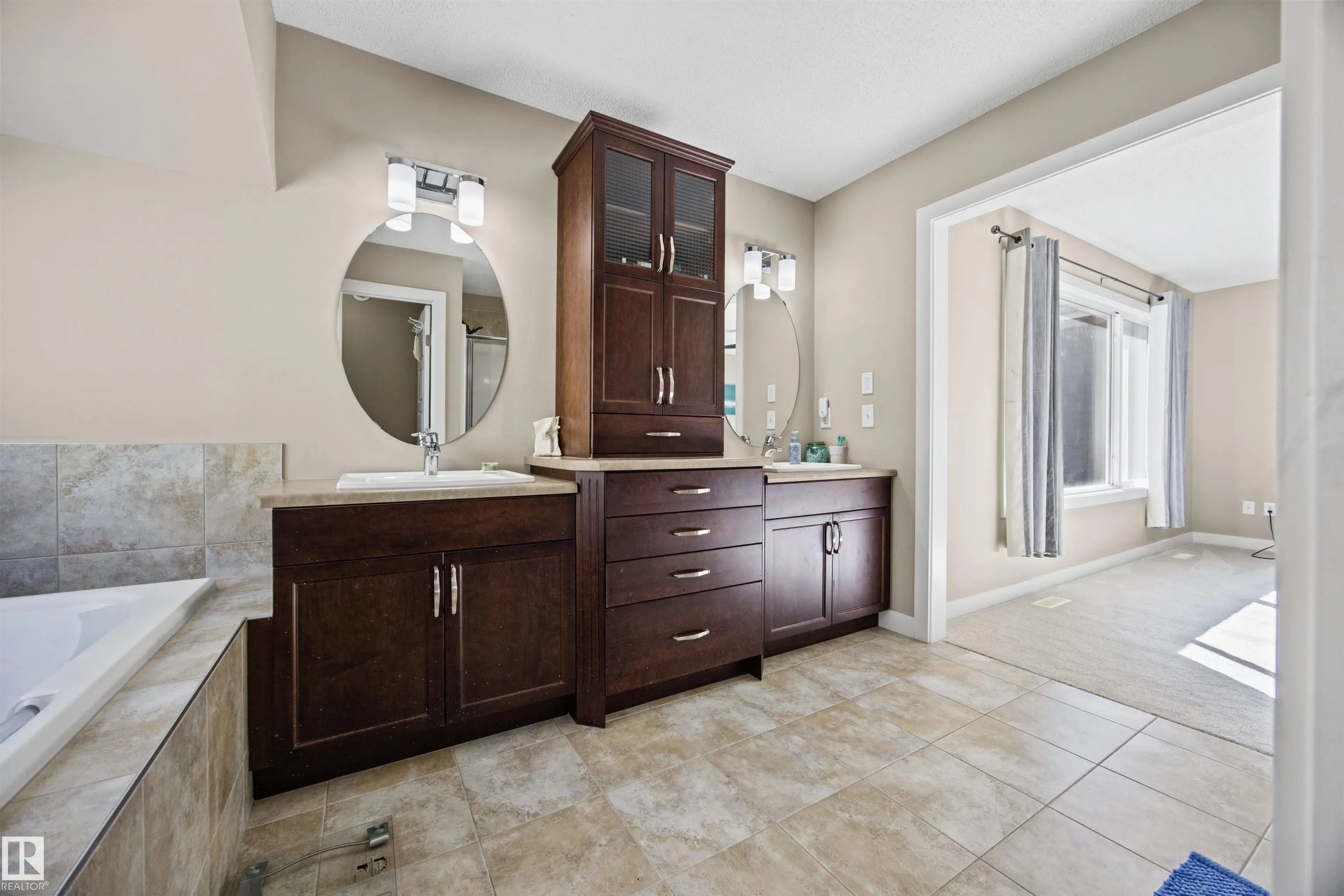 4 MEADOWBROOK Way