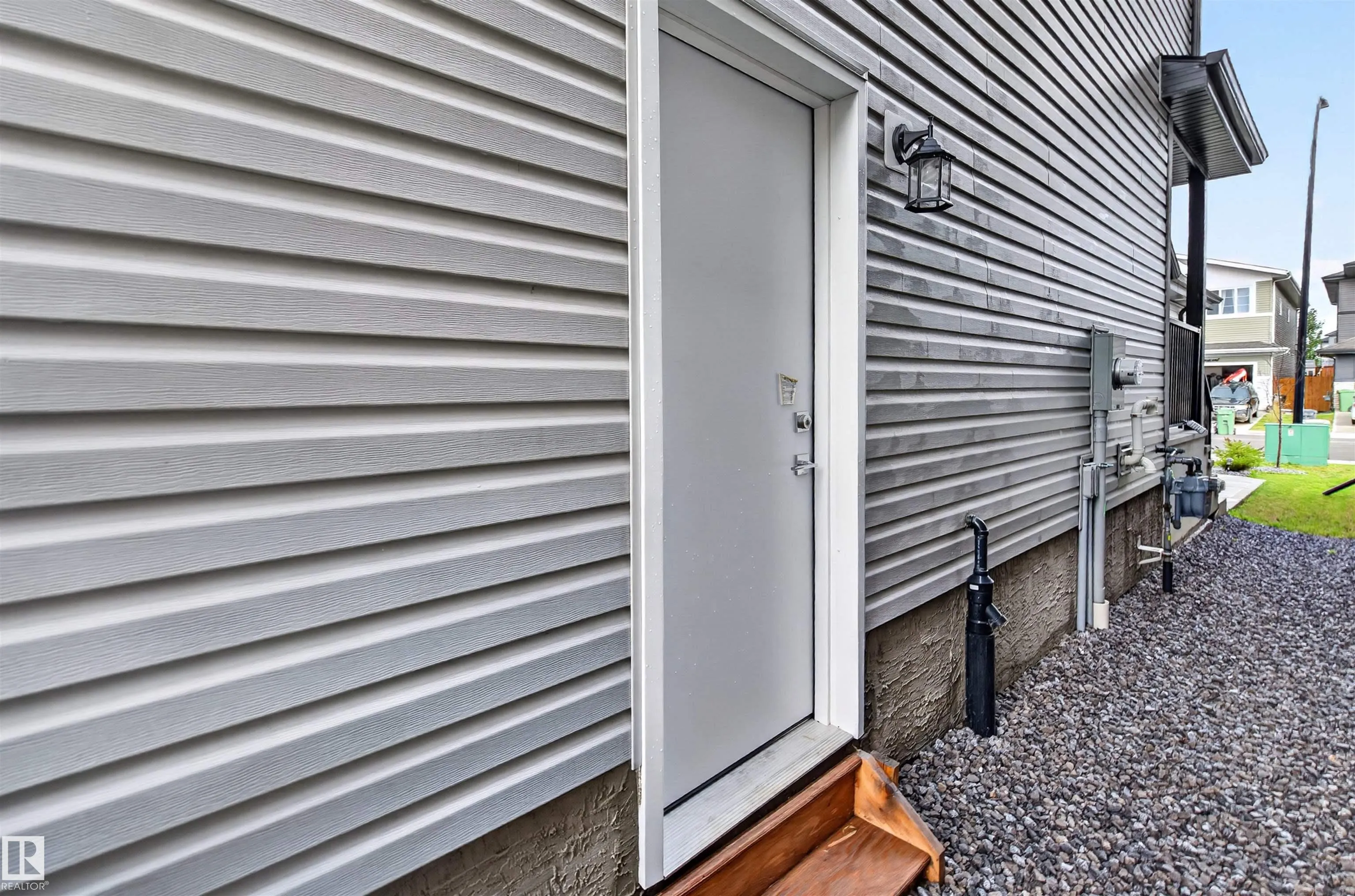 452 ROBERTS Crescent