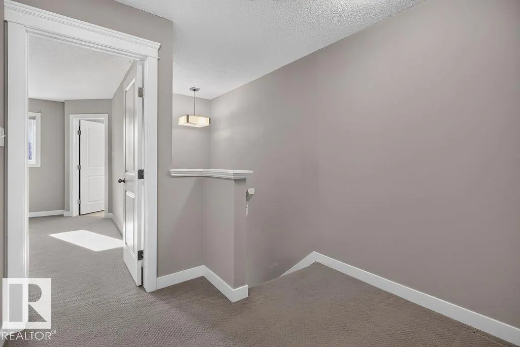 12 MEADOWLAND Crescent