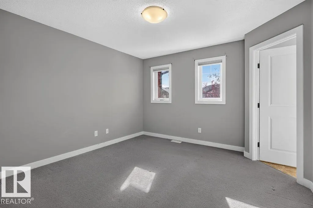 12 MEADOWLAND Crescent