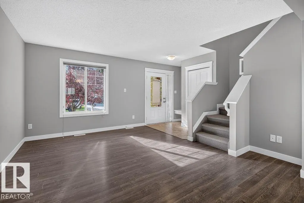 12 MEADOWLAND Crescent
