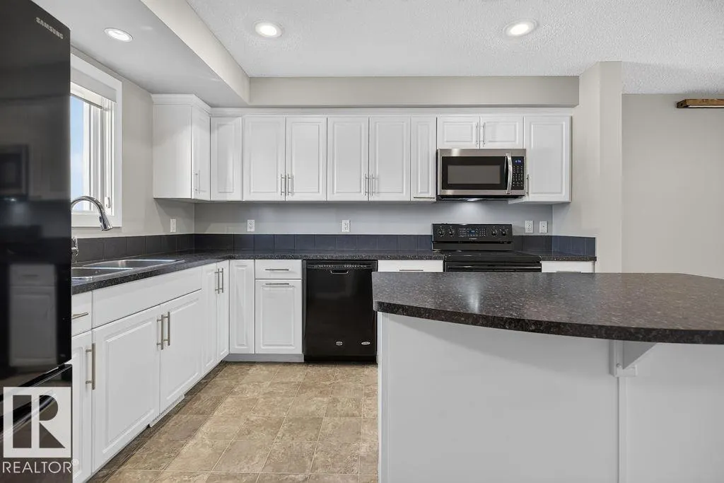 12 MEADOWLAND Crescent