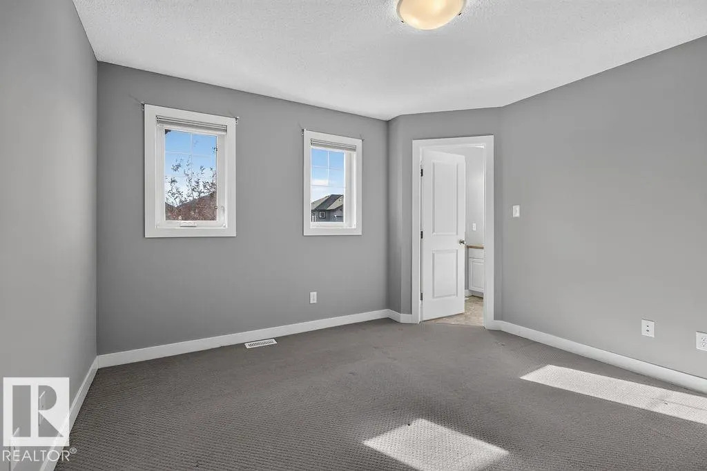 12 MEADOWLAND Crescent