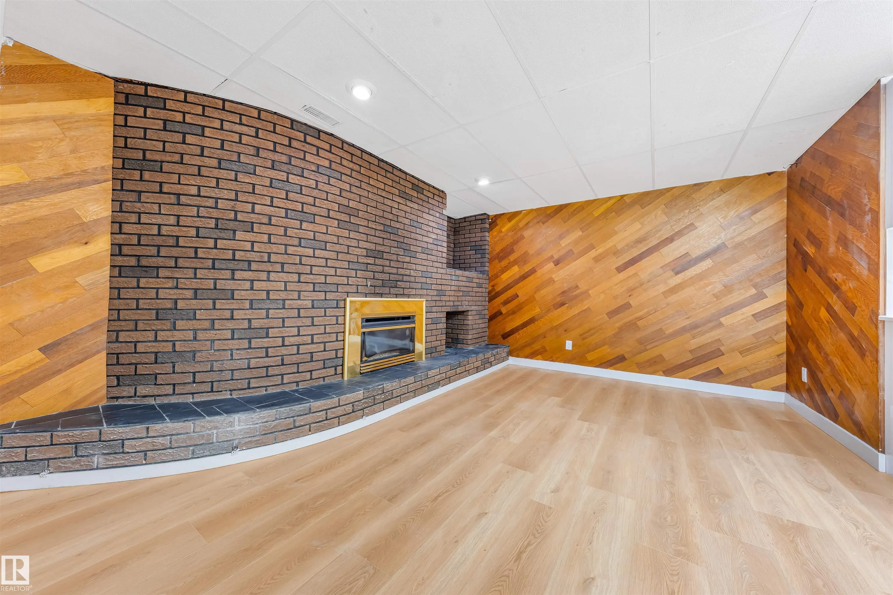12023 137 Avenue