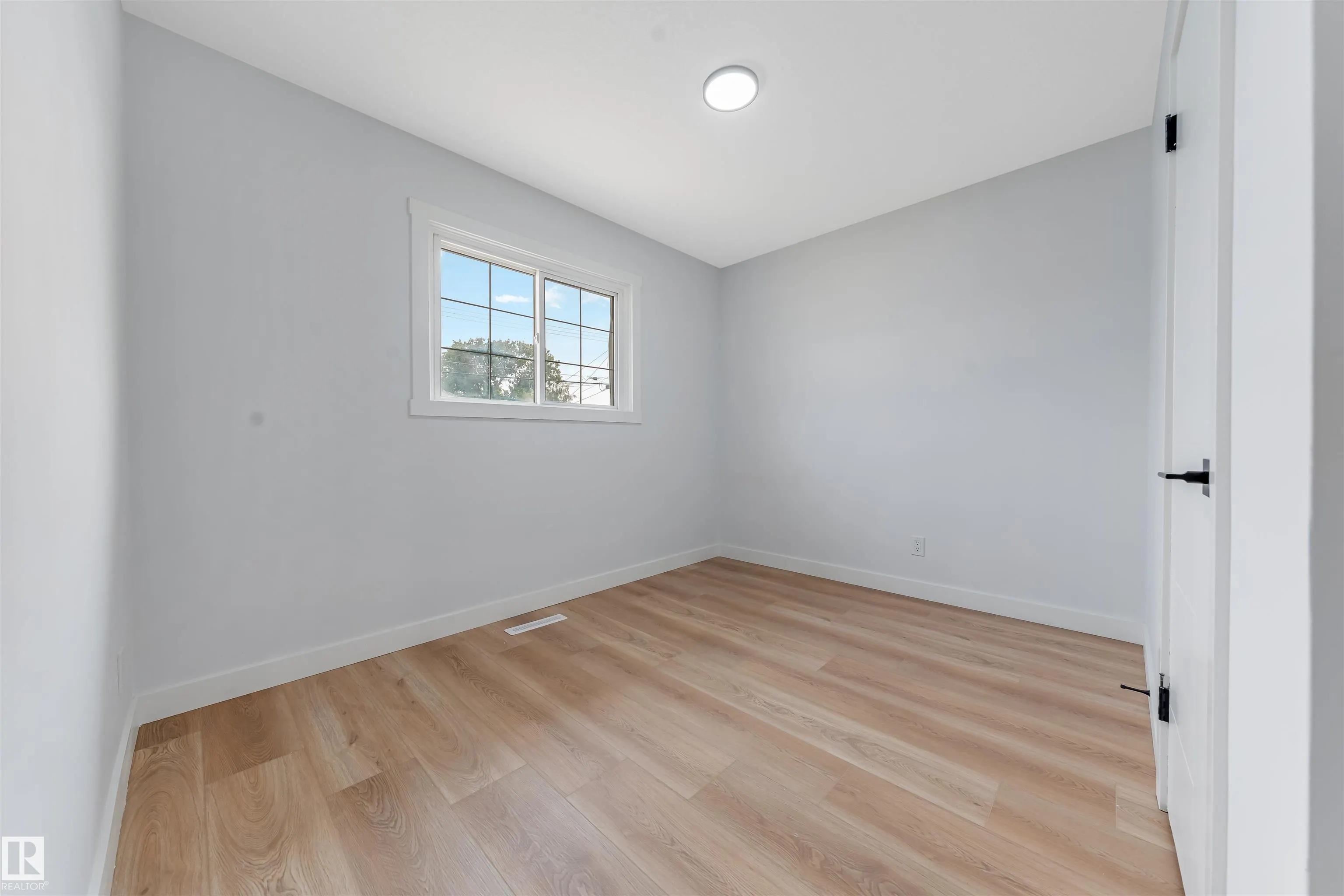 12023 137 Avenue