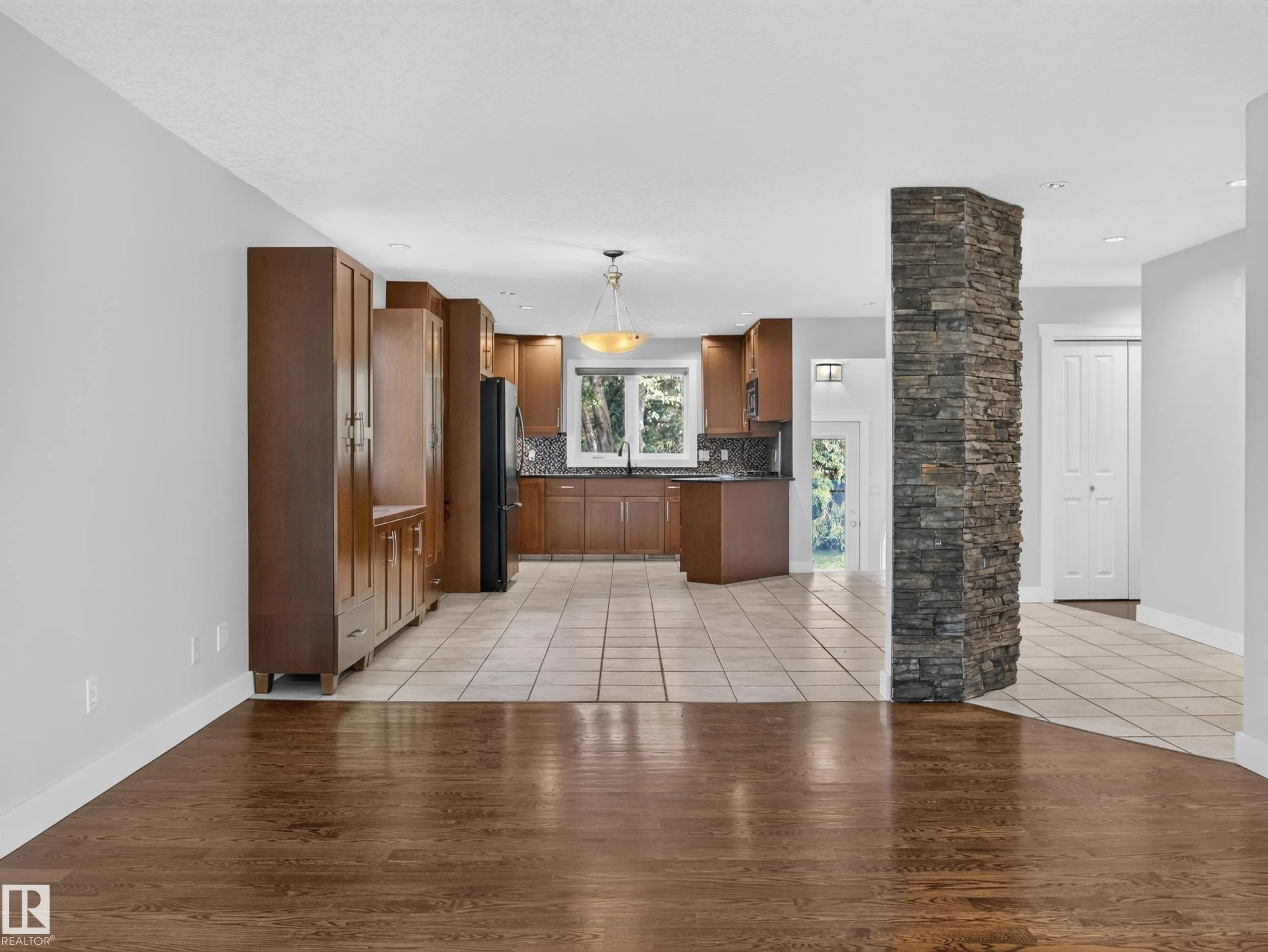 16 GREENWOOD Way
