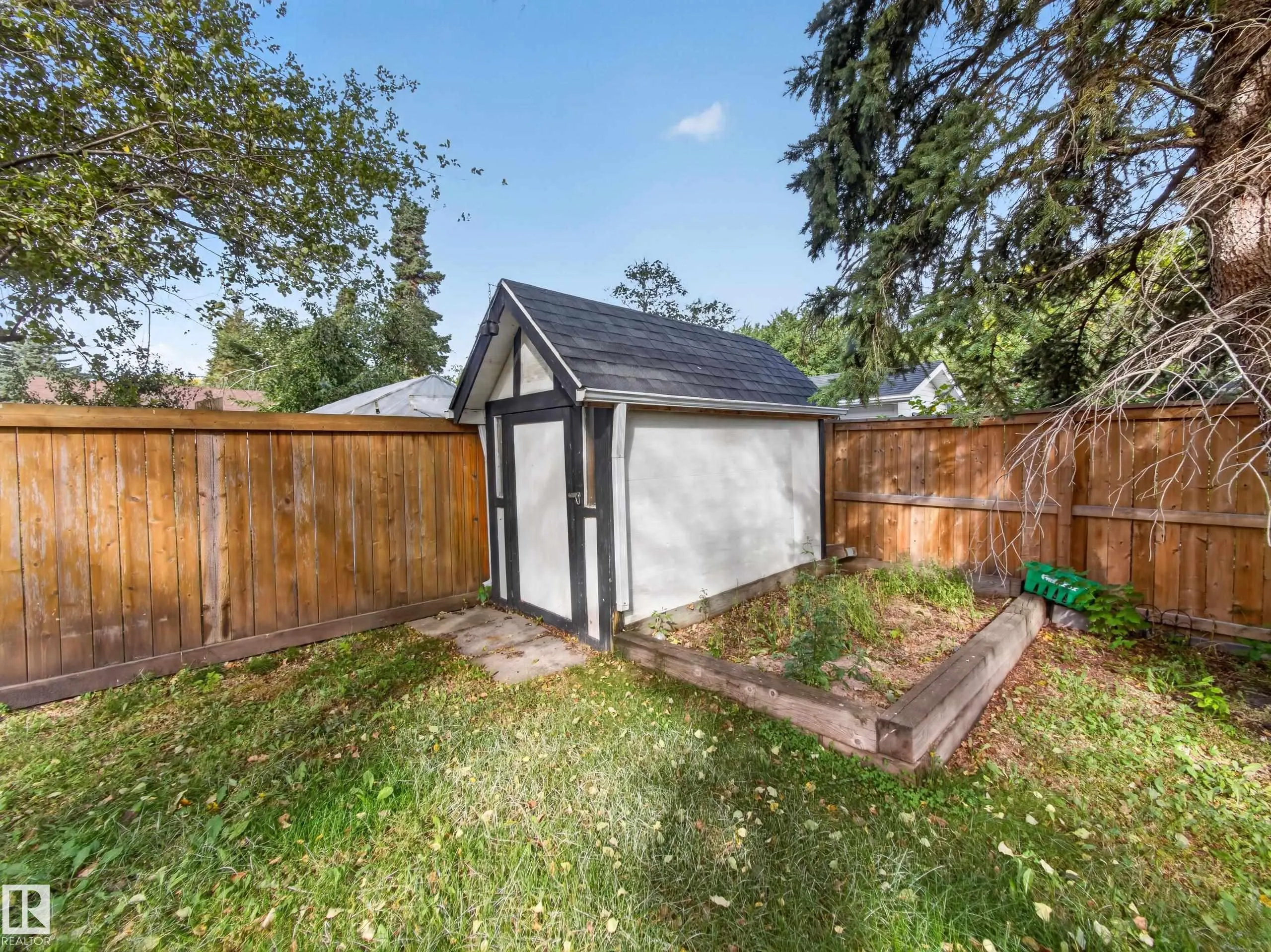 16 GREENWOOD Way