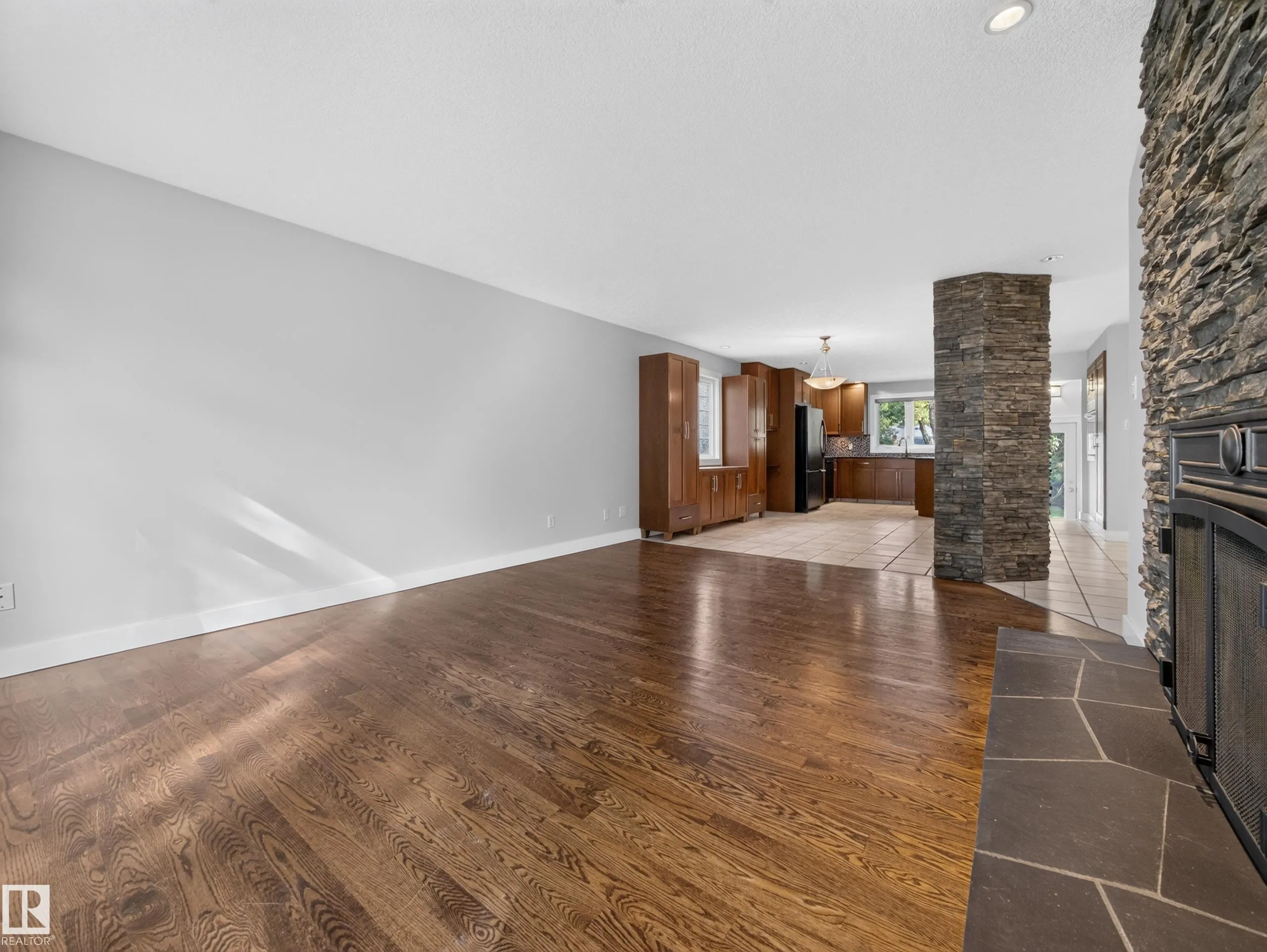16 GREENWOOD Way