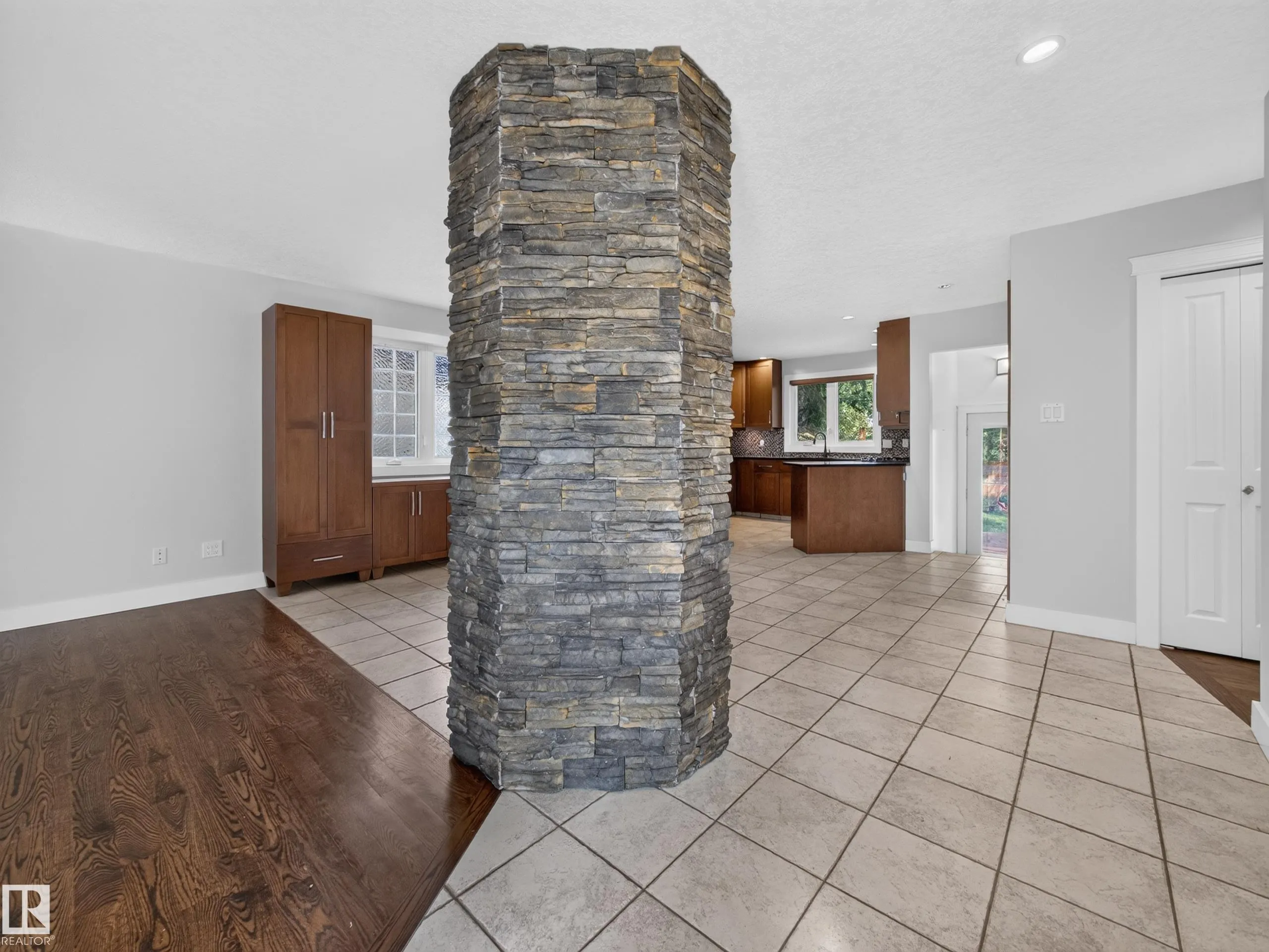 16 GREENWOOD Way