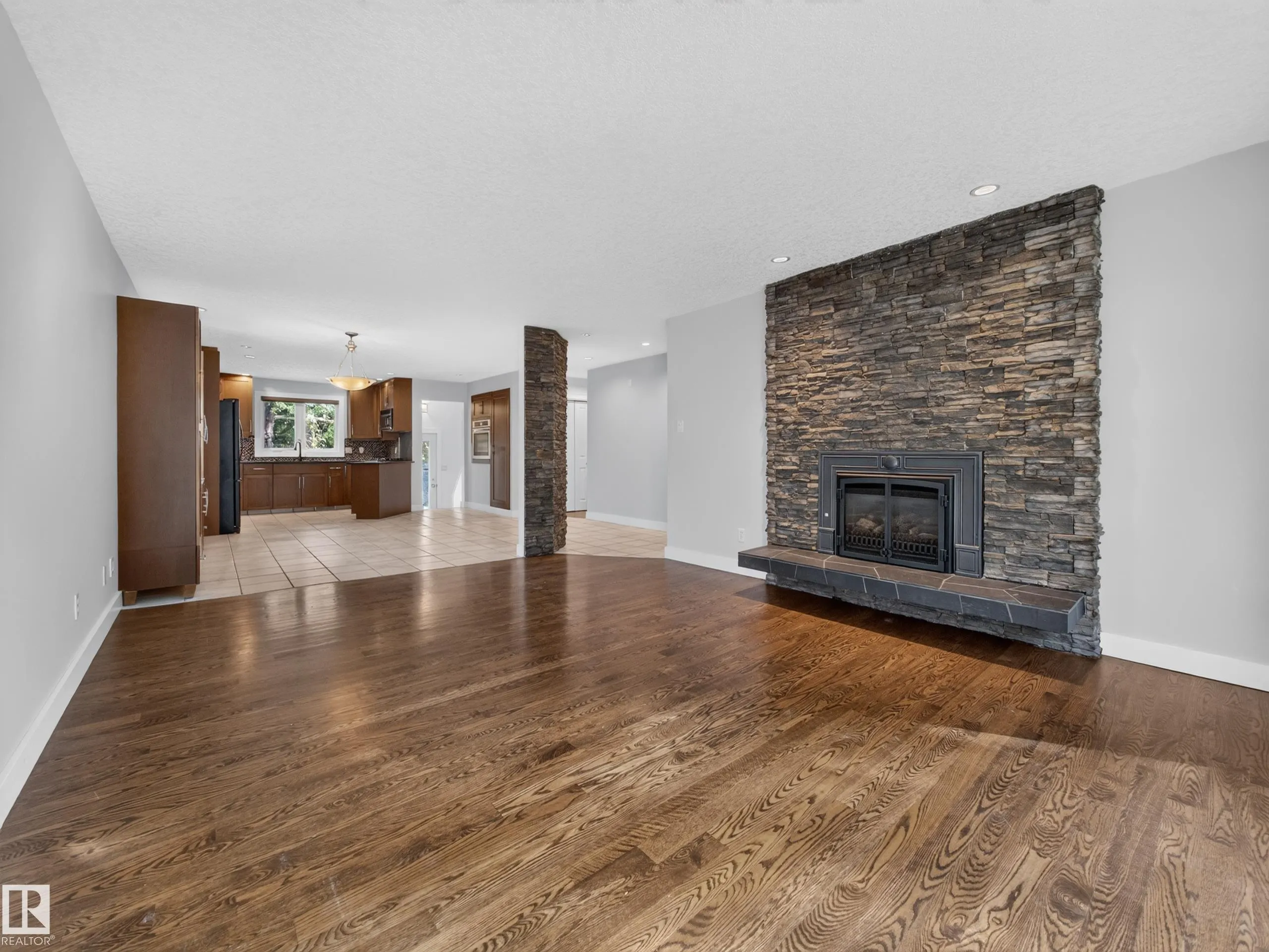 16 GREENWOOD Way