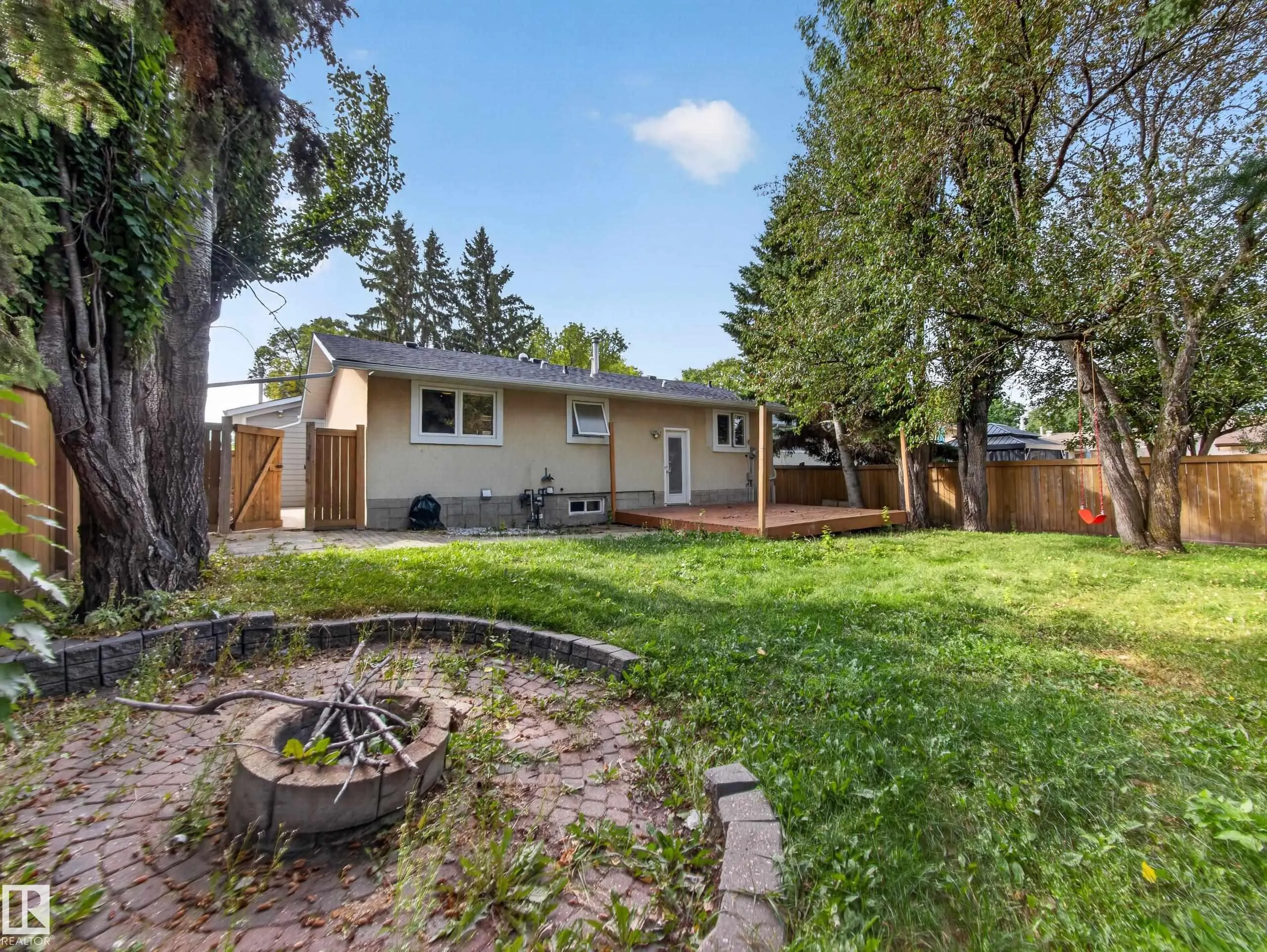 16 GREENWOOD Way