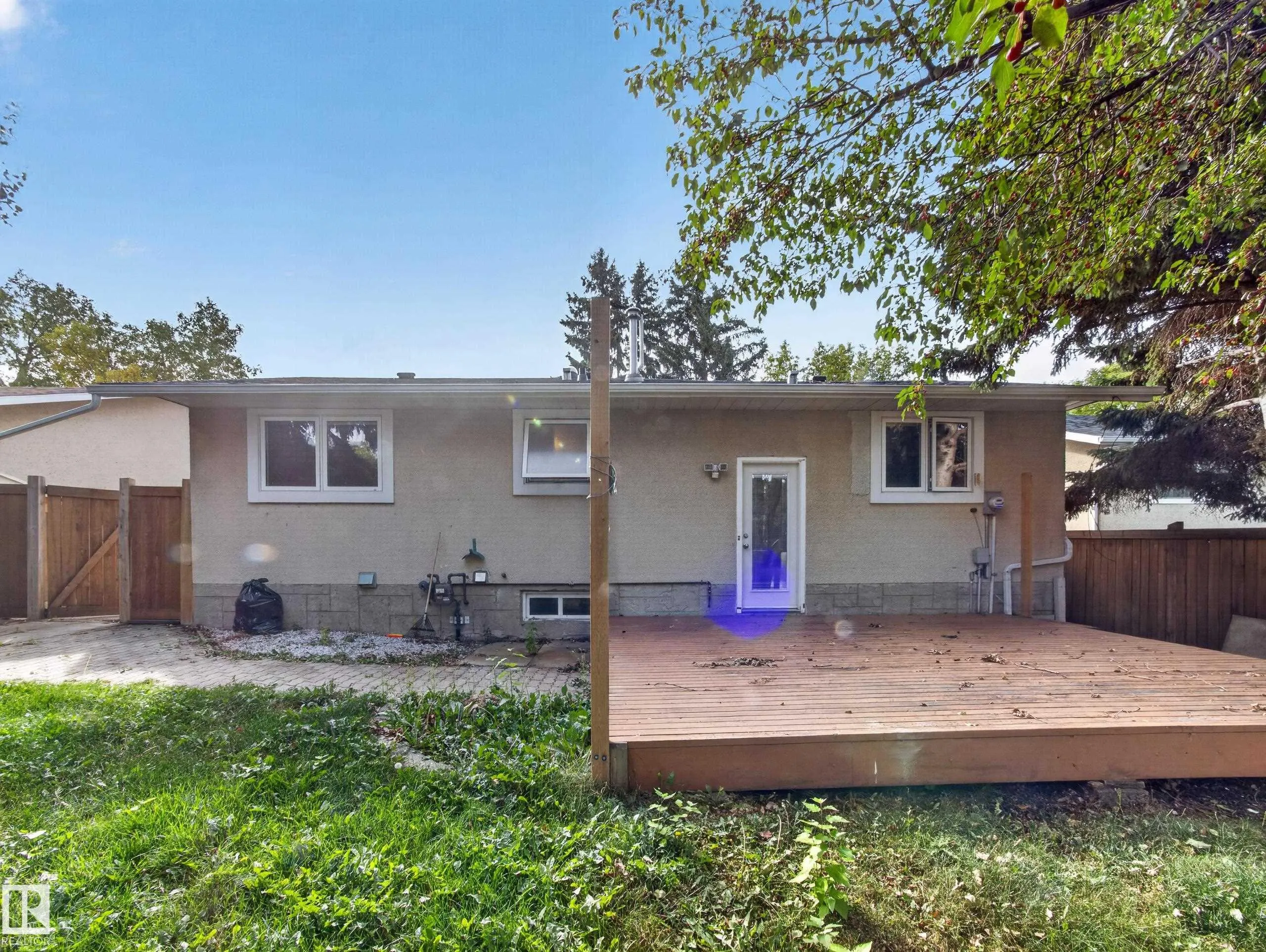 16 GREENWOOD Way