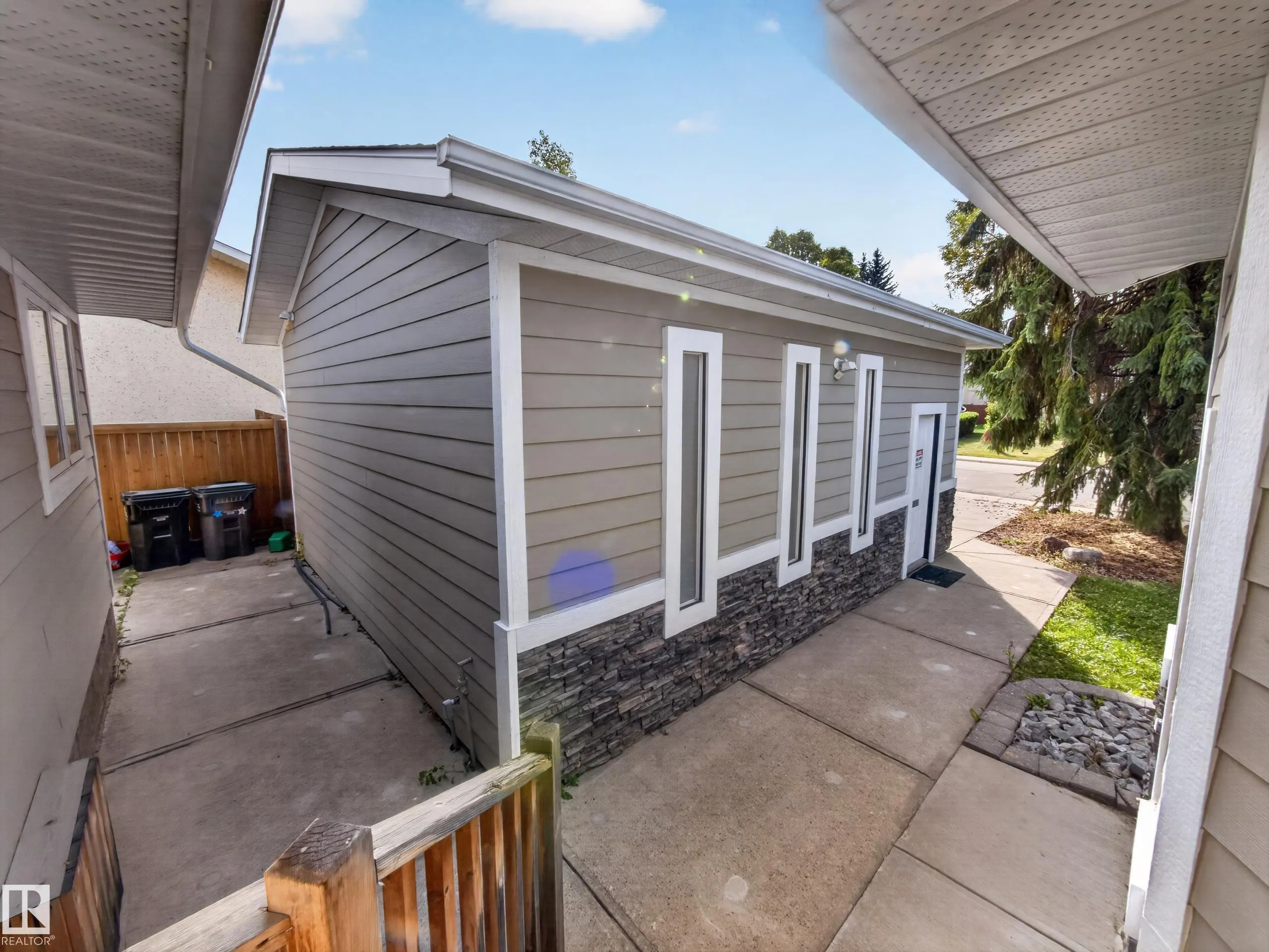 16 GREENWOOD Way