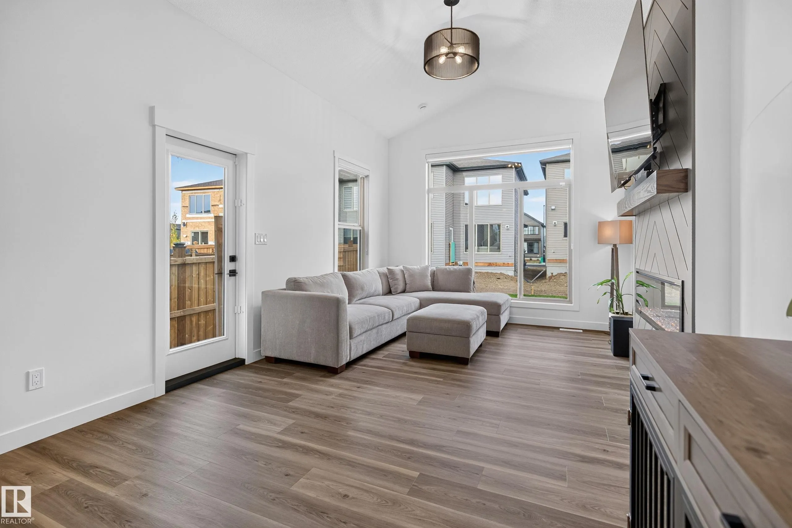 66 GLADSTONE Bend
