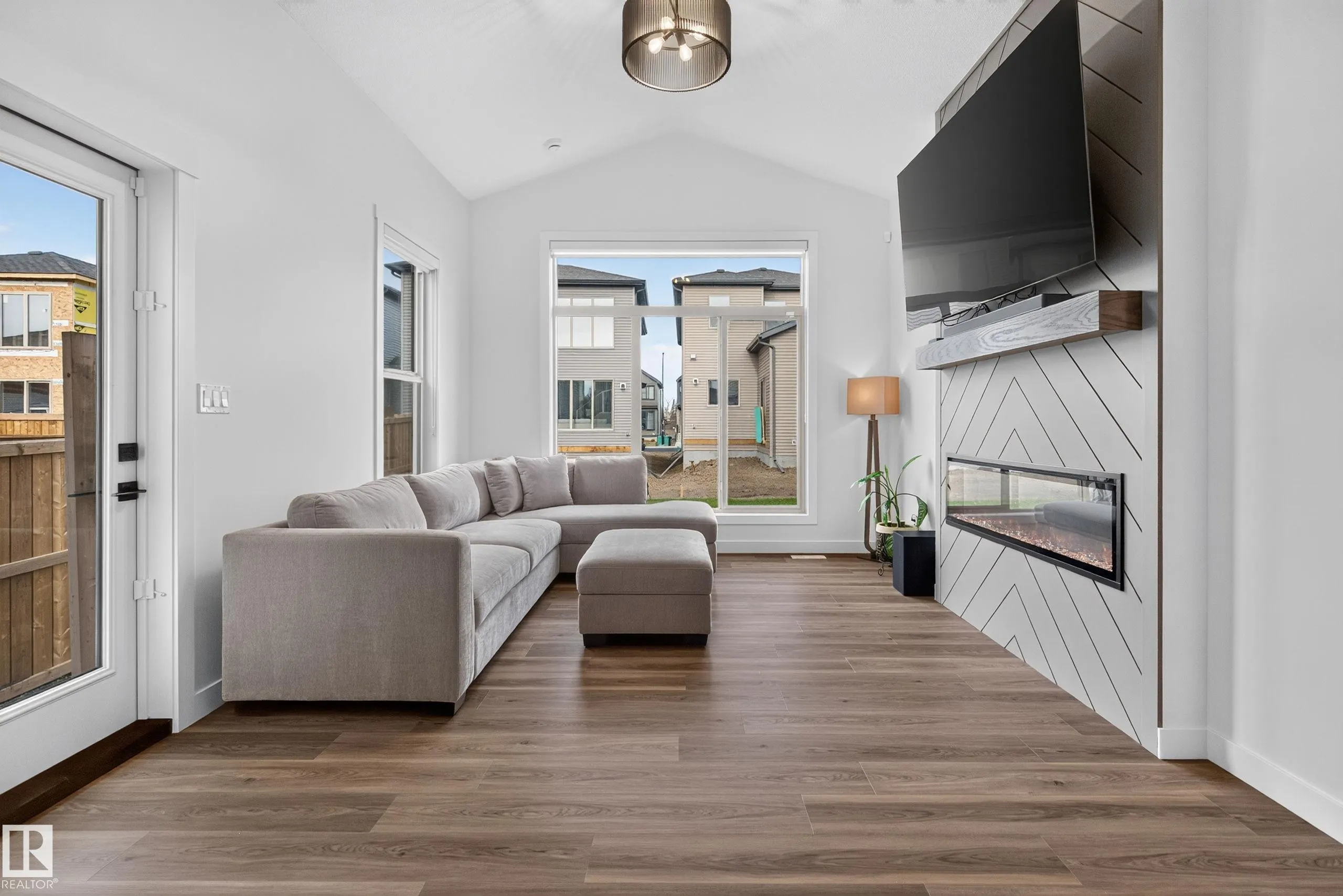 66 GLADSTONE Bend